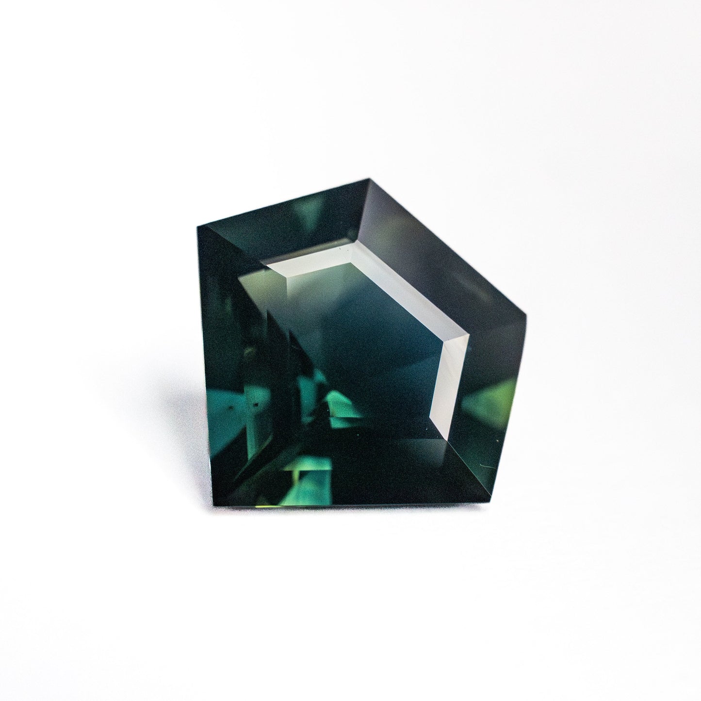 1.98カラット 8.73x9.70x3.95mm シールドステップカットサファイア 26726-02