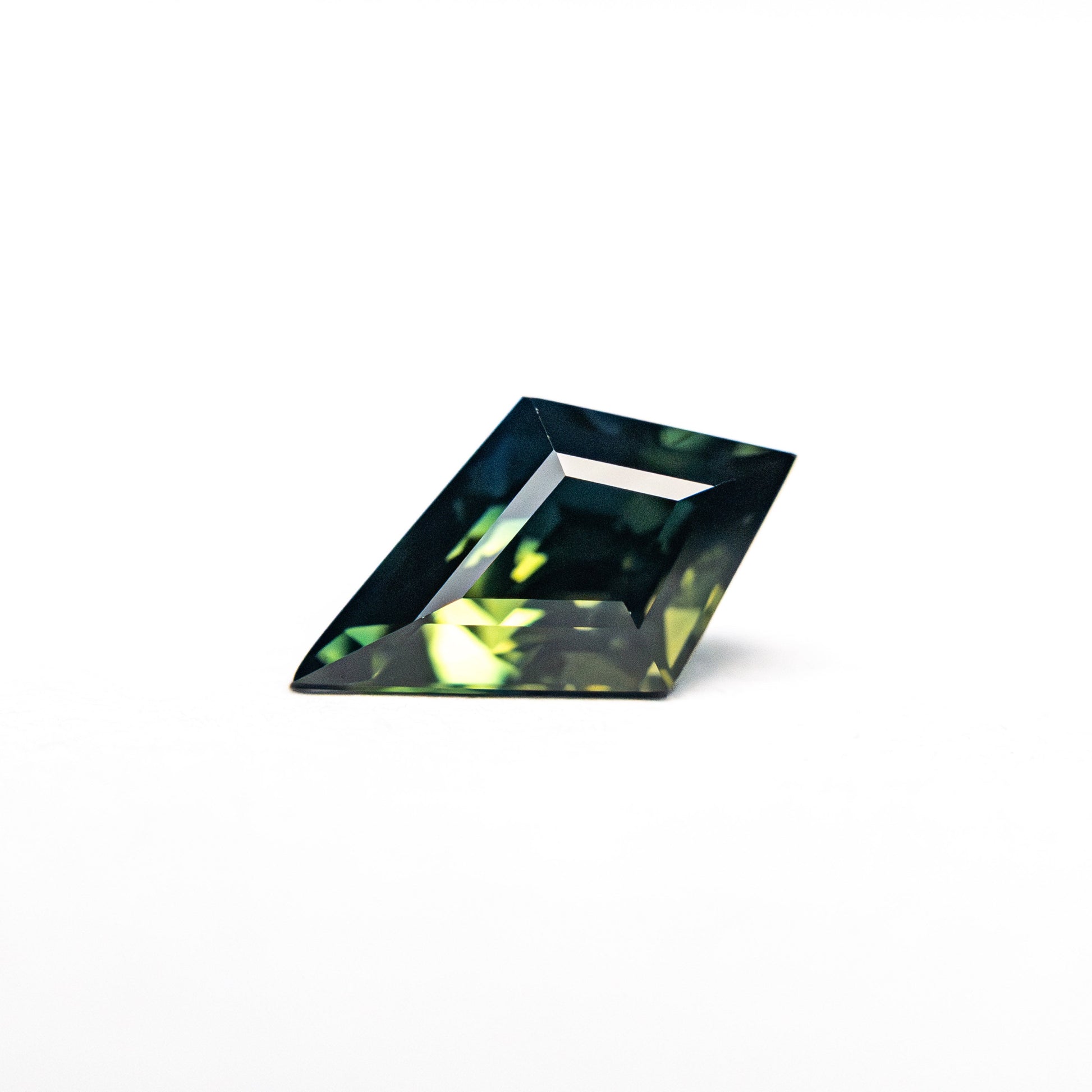 0.96カラット 8.56x5.08x4.36mm カイトステップカットサファイア 26730-02