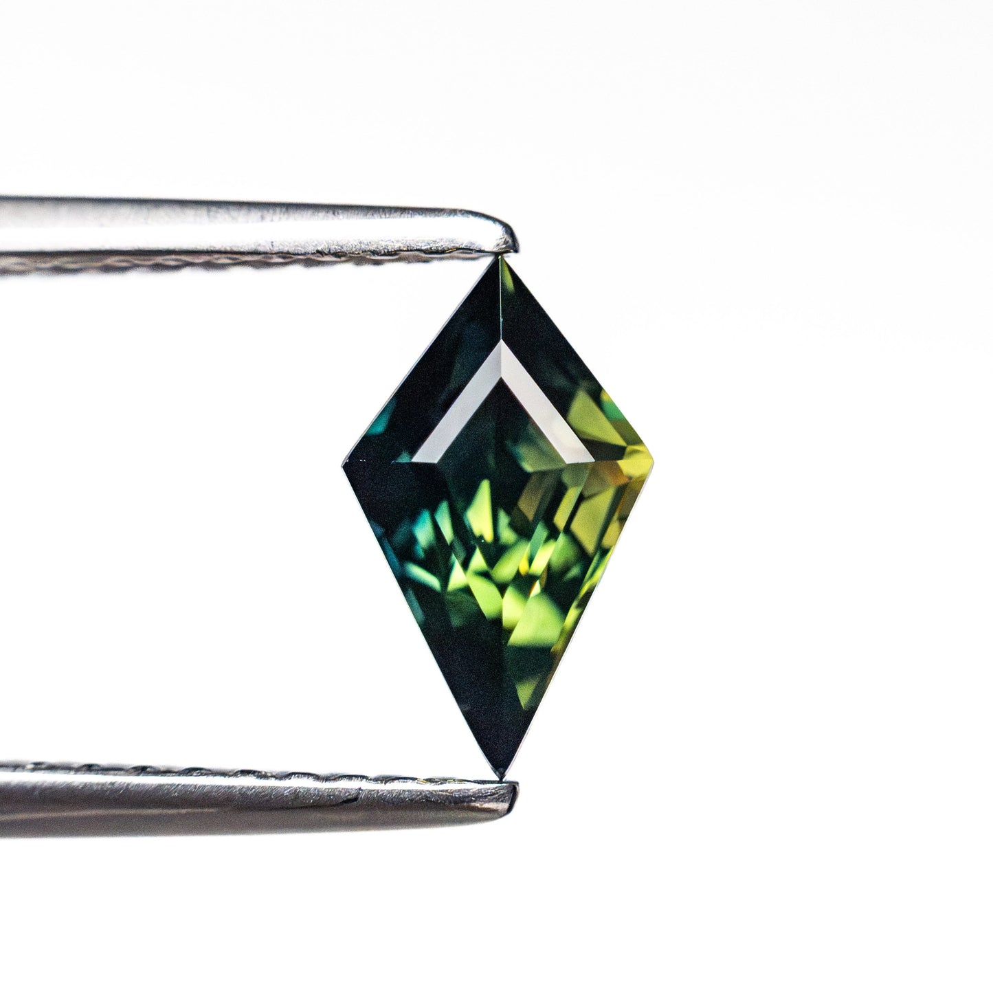 0.96カラット 8.56x5.08x4.36mm カイトステップカットサファイア 26730-02