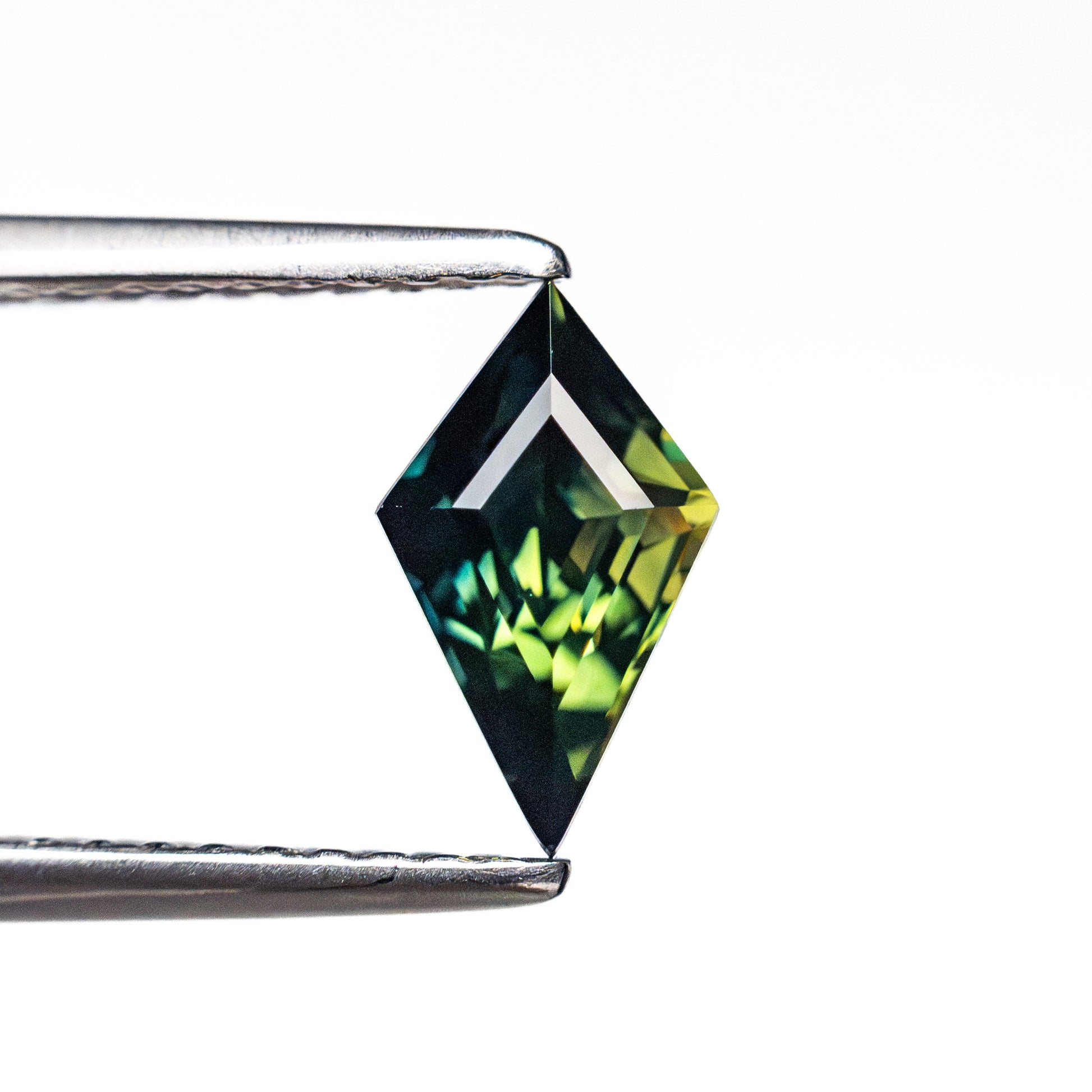0.96カラット 8.56x5.08x4.36mm カイトステップカットサファイア 26730-02