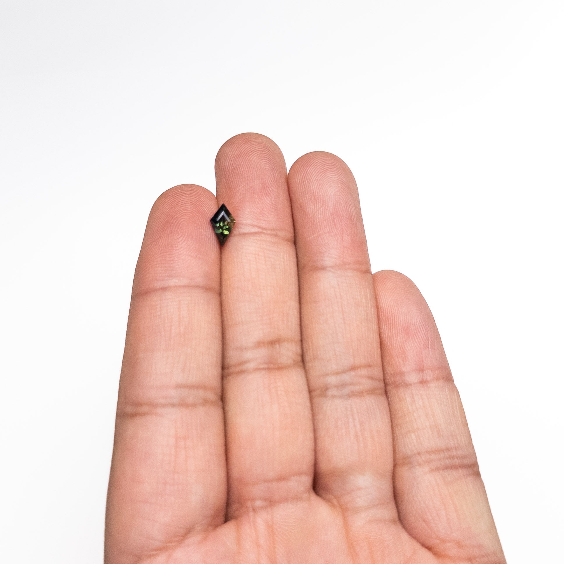 0.96カラット 8.56x5.08x4.36mm カイトステップカットサファイア 26730-02
