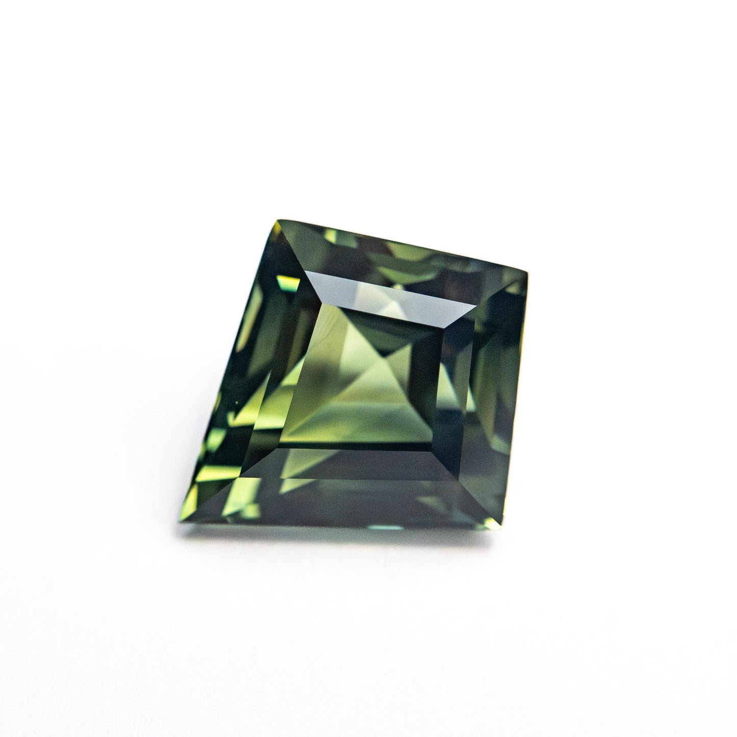 2.48カラット 9.97x8.87x5.20mm カイトステップカットサファイア 26731-02