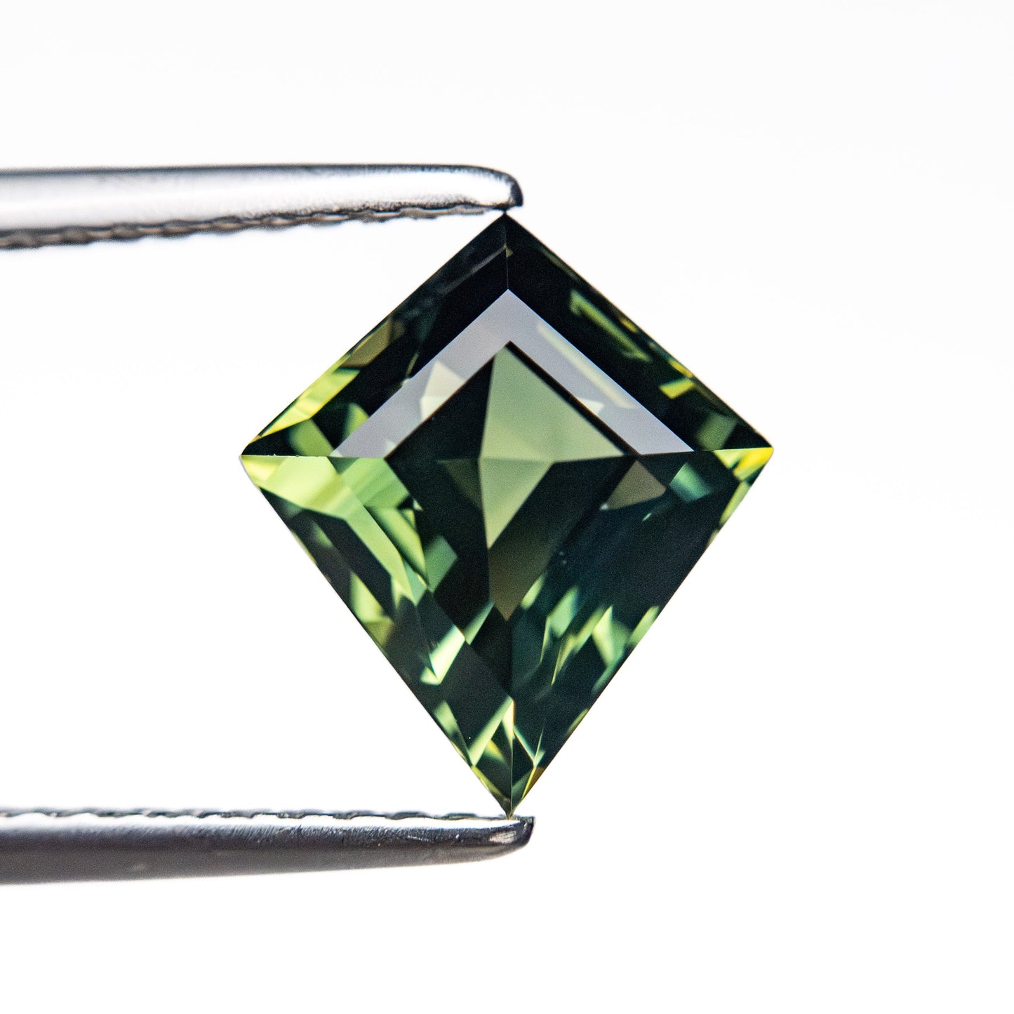 2.48カラット 9.97x8.87x5.20mm カイトステップカットサファイア 26731-02