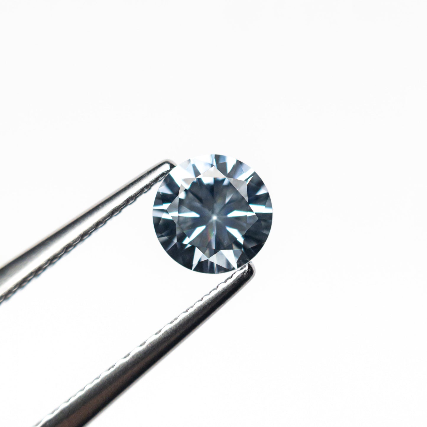 0.69カラット 5.33x5.31x3.40mm ラウンドブリリアントサファイア 26766-12