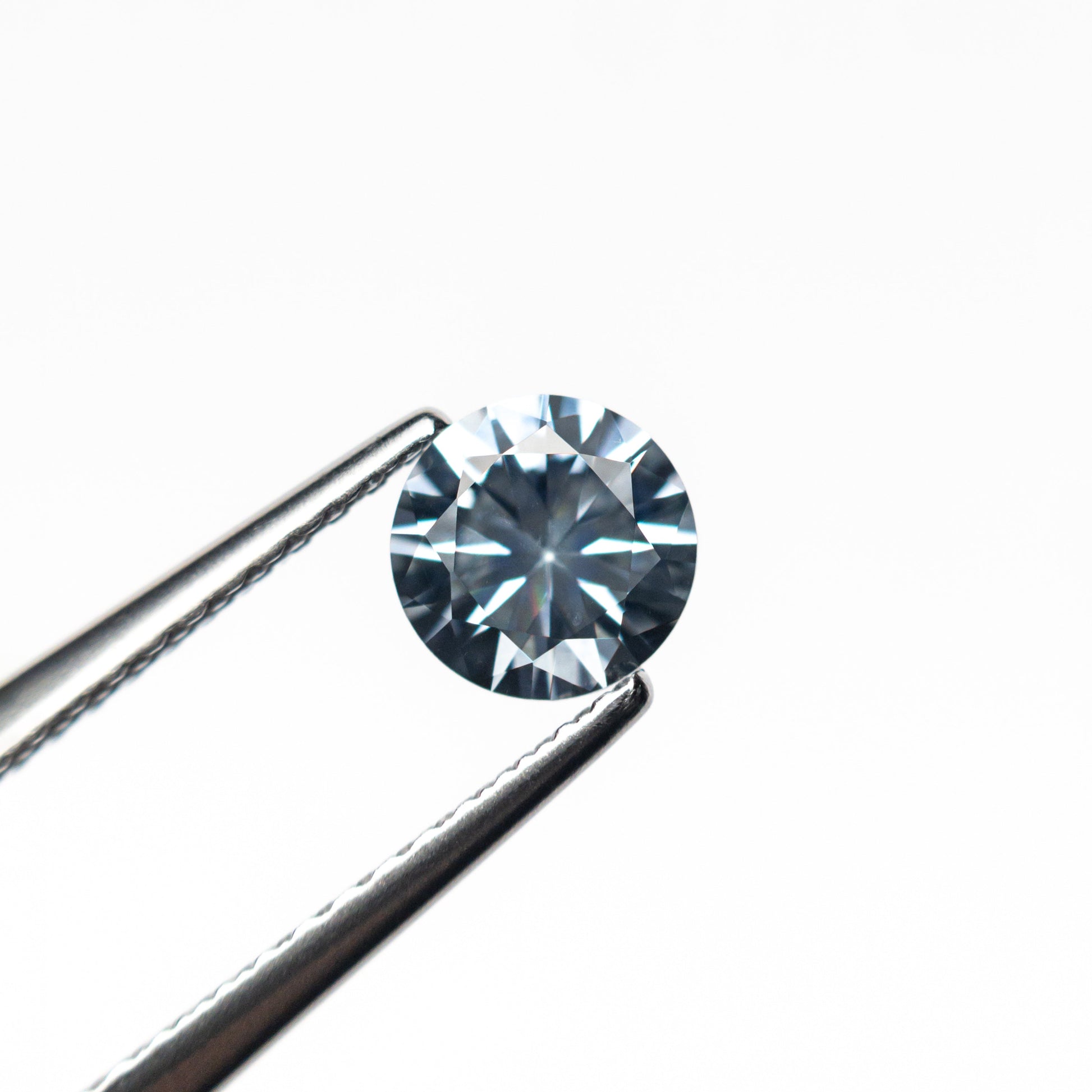 0.69カラット 5.33x5.31x3.40mm ラウンドブリリアントサファイア 26766-12
