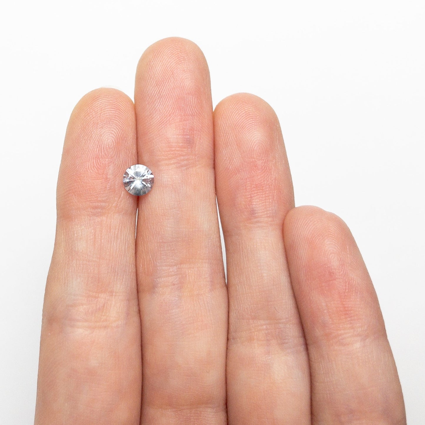 0.69カラット 5.33x5.31x3.40mm ラウンドブリリアントサファイア 26766-12