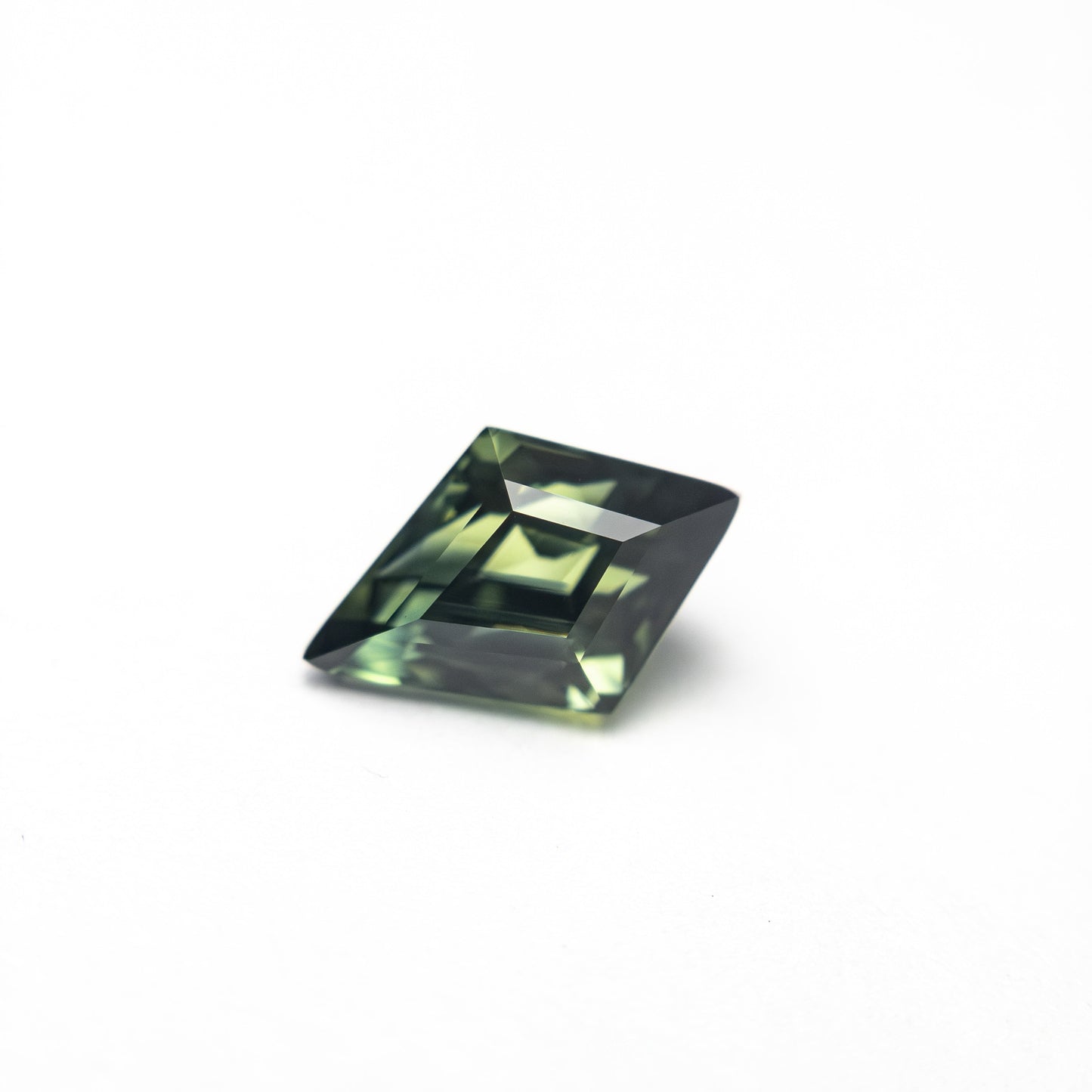 1.06カラット 8.15x5.50x4.23mm カイトステップカットサファイア 27138-01