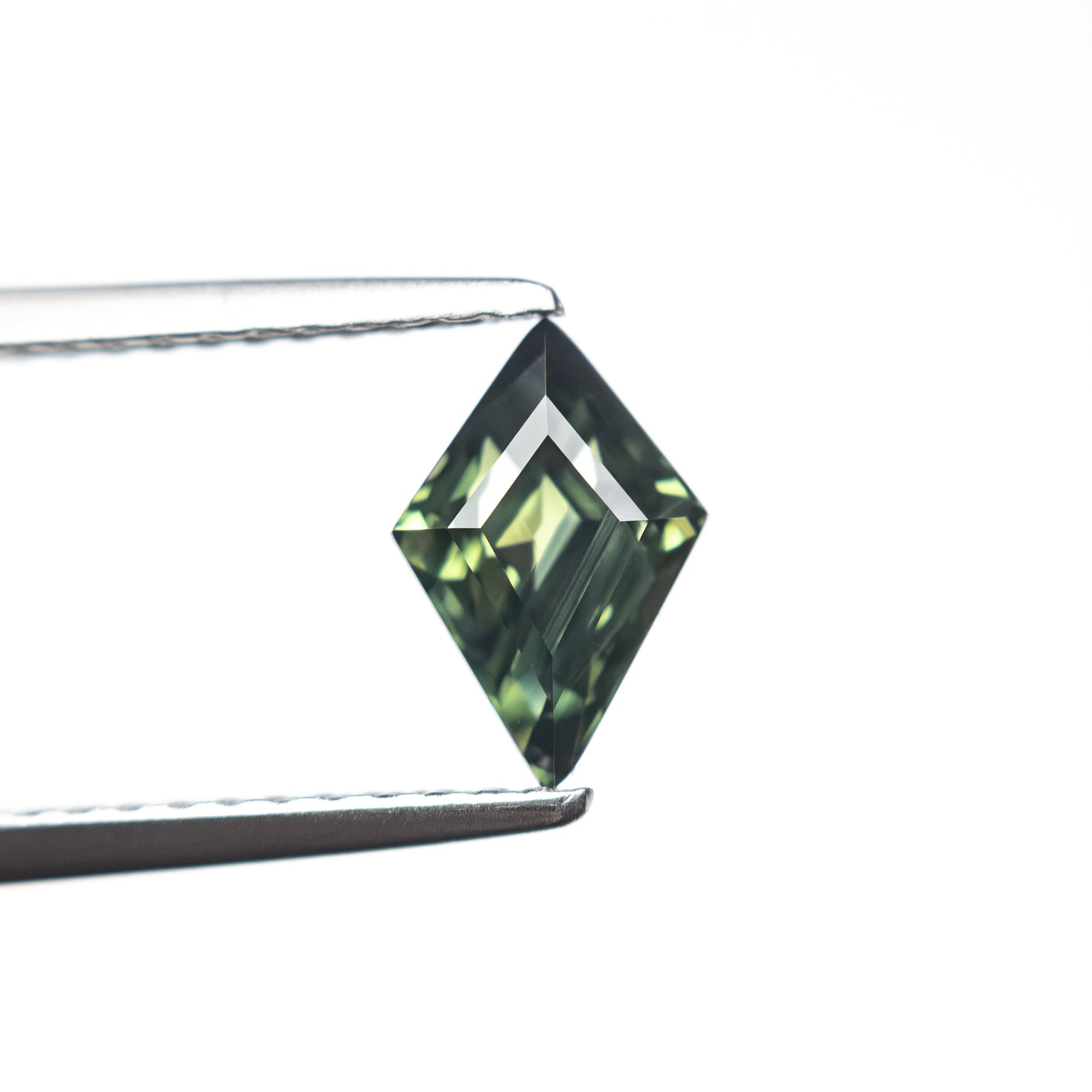 1.06カラット 8.15x5.50x4.23mm カイトステップカットサファイア 27138-01