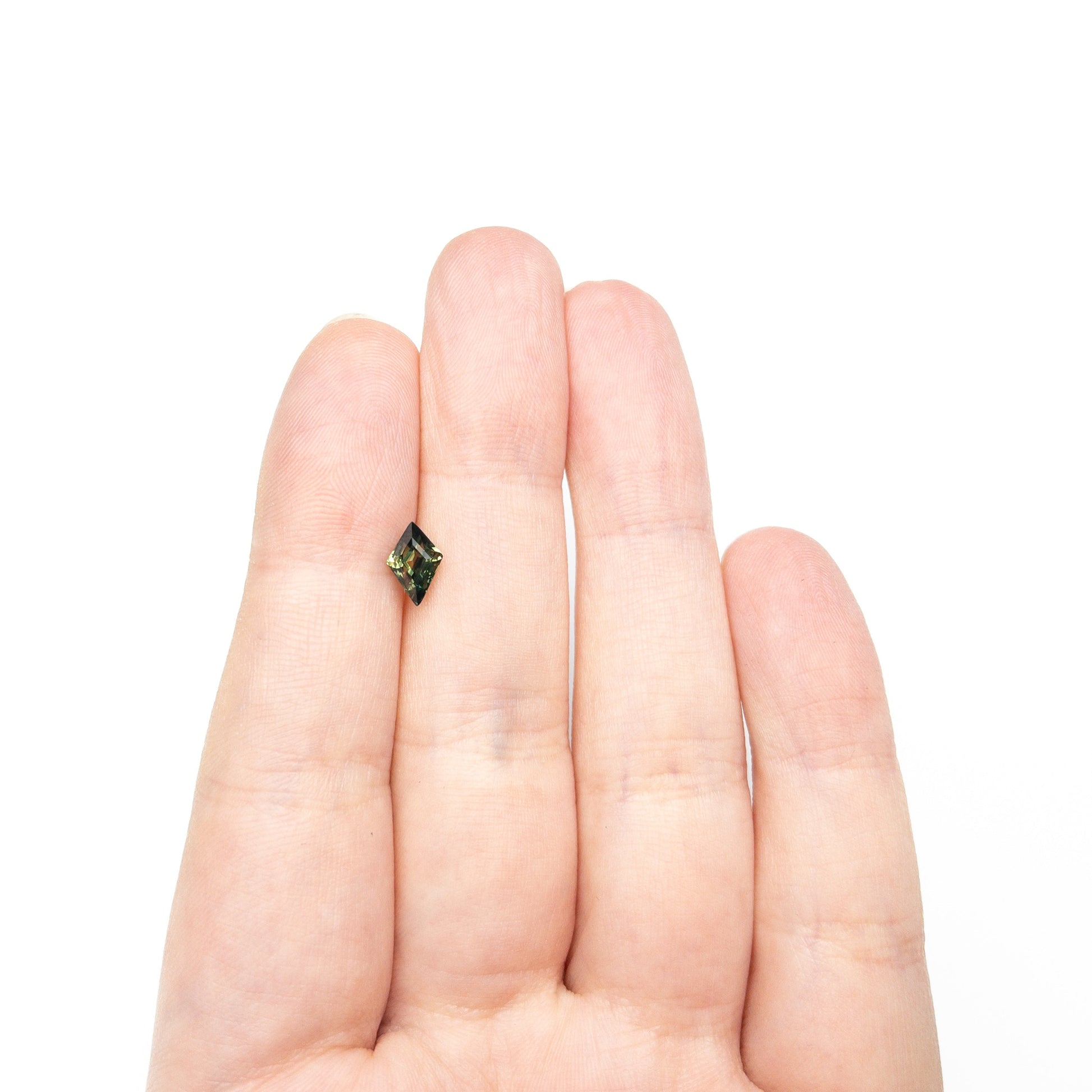 1.06カラット 8.15x5.50x4.23mm カイトステップカットサファイア 27138-01