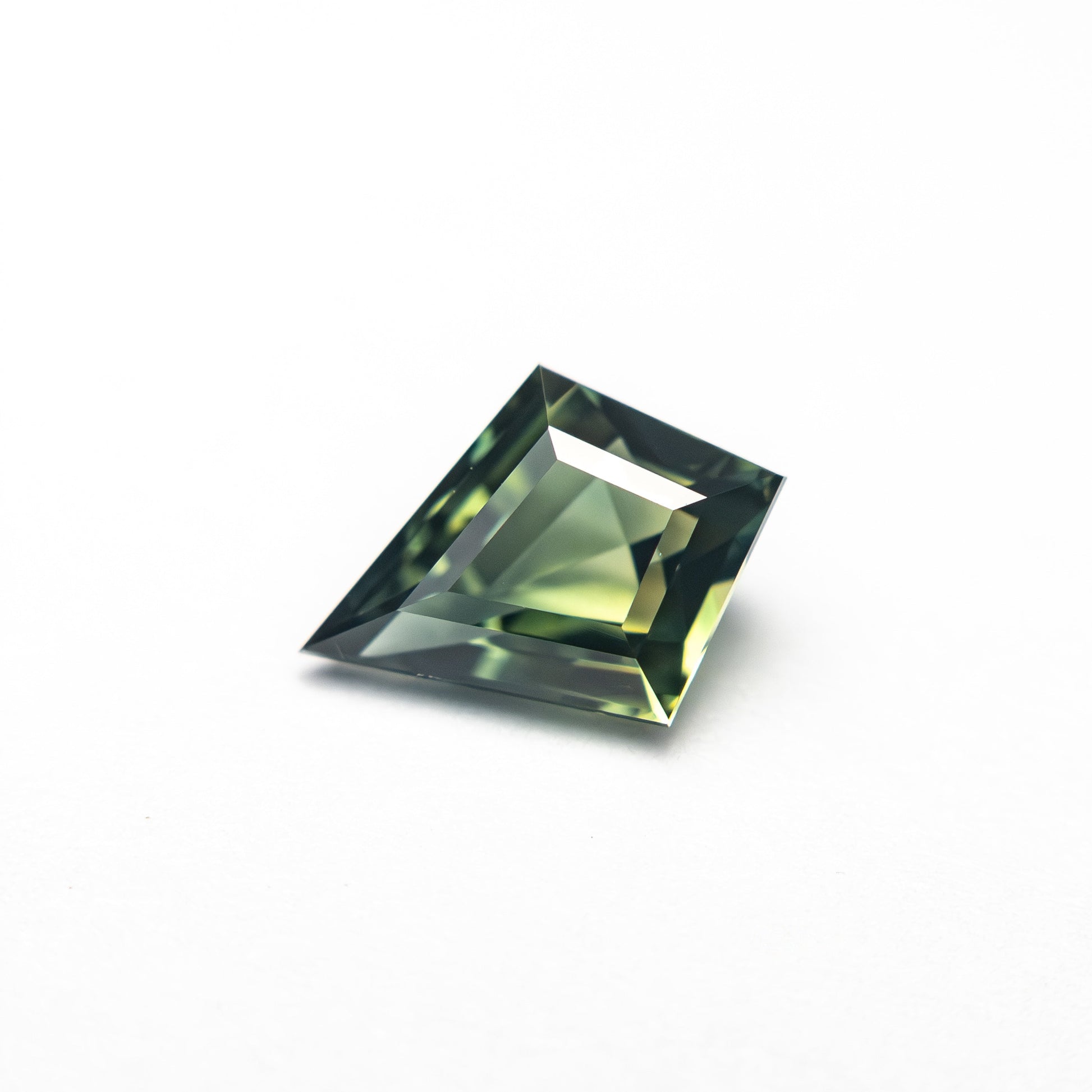 1.02カラット 8.39x6.25x3.61mm カイトステップカットサファイア 27138-03