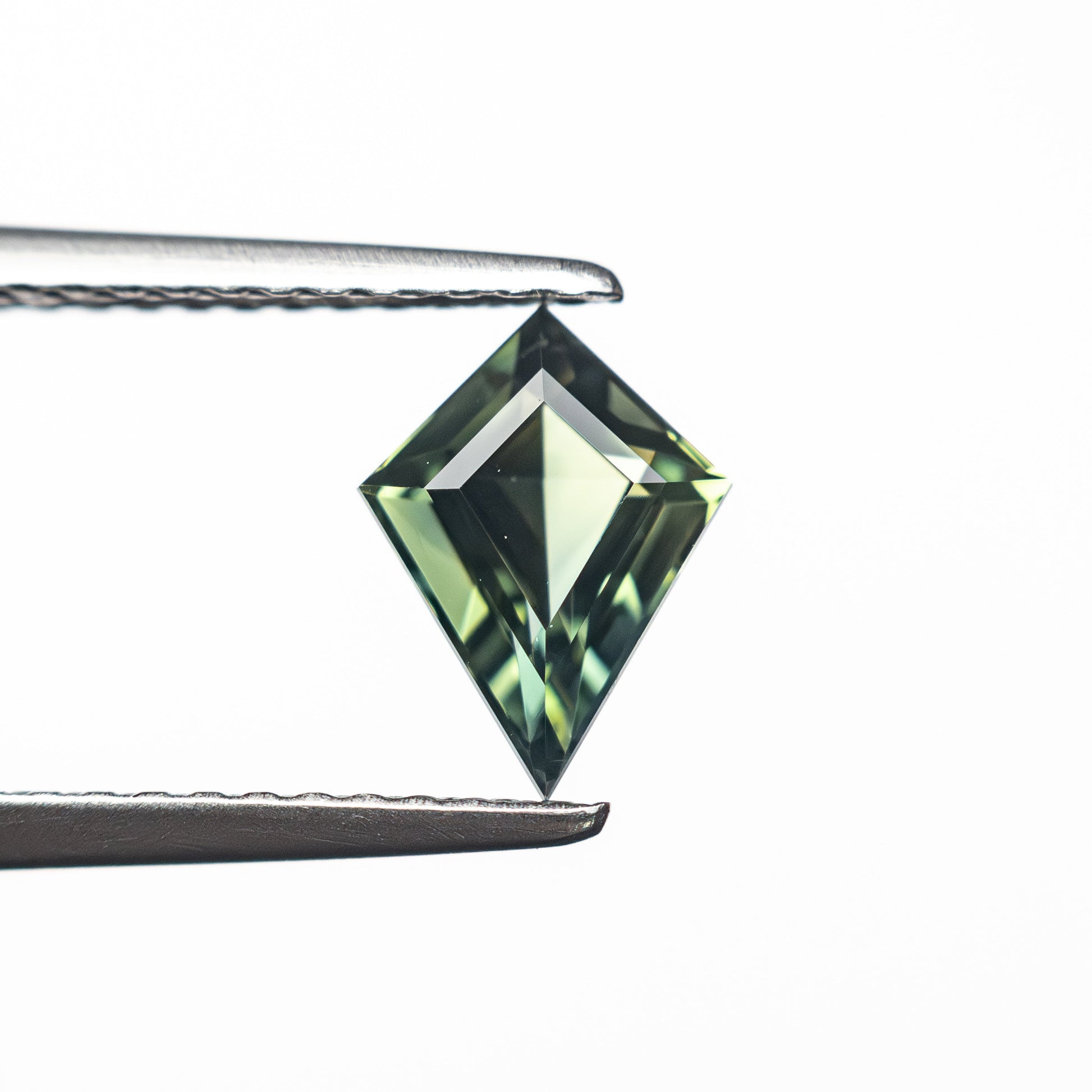 1.02カラット 8.39x6.25x3.61mm カイトステップカットサファイア 27138-03