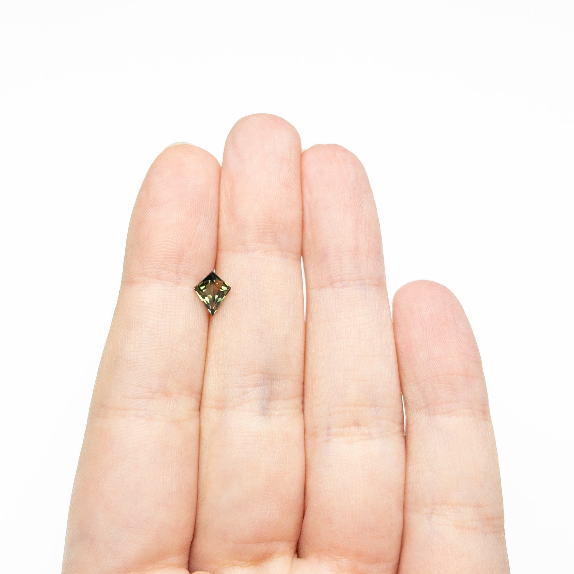 1.02カラット 8.39x6.25x3.61mm カイトステップカットサファイア 27138-03