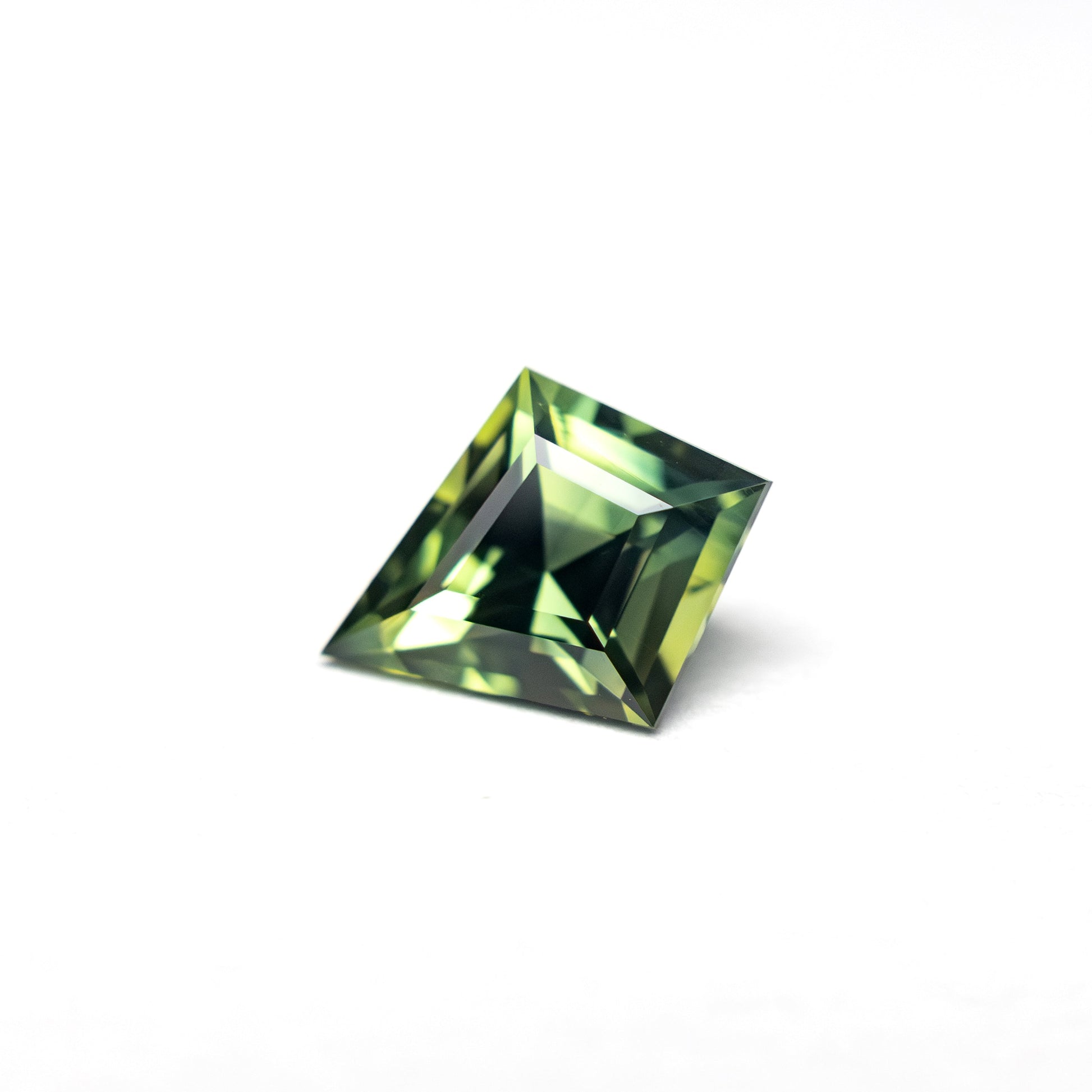 0.99カラット 8.27x6.51x3.90mm カイトステップカット サファイア 27138-05