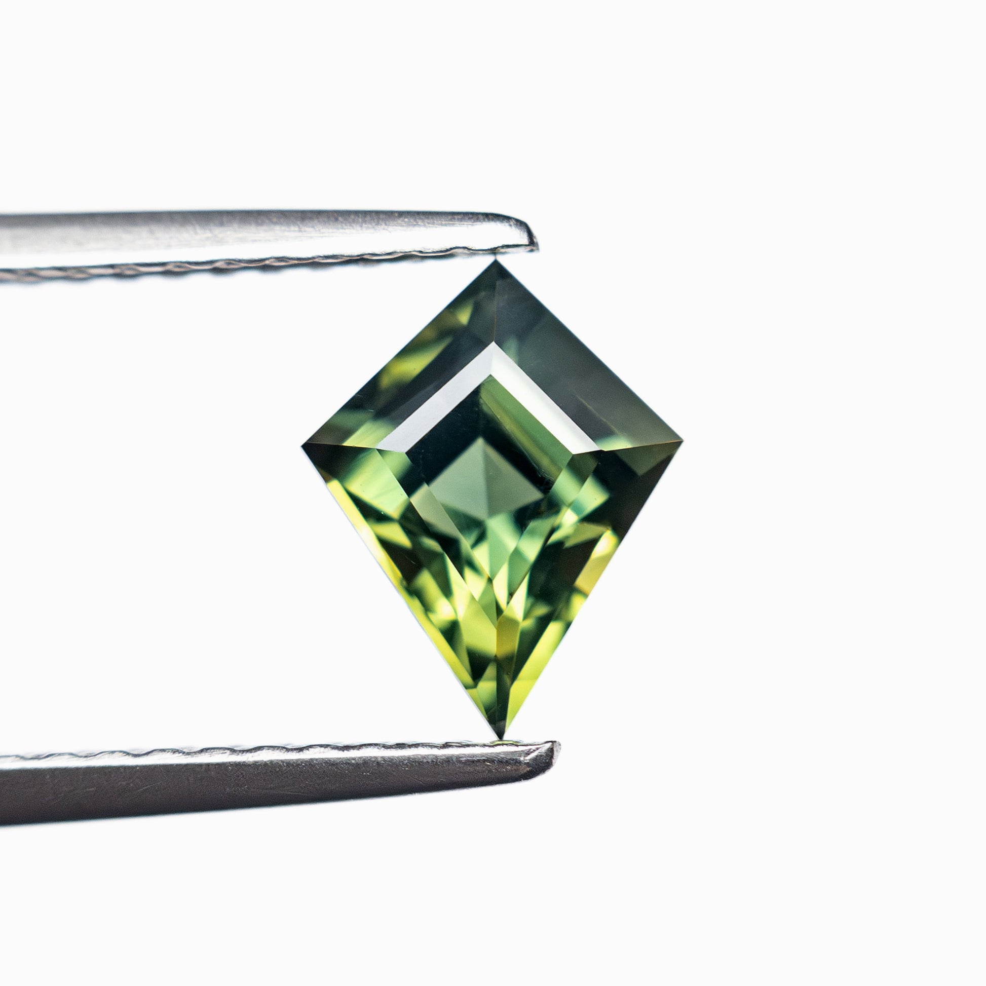 0.99カラット 8.27x6.51x3.90mm カイトステップカット サファイア 27138-05