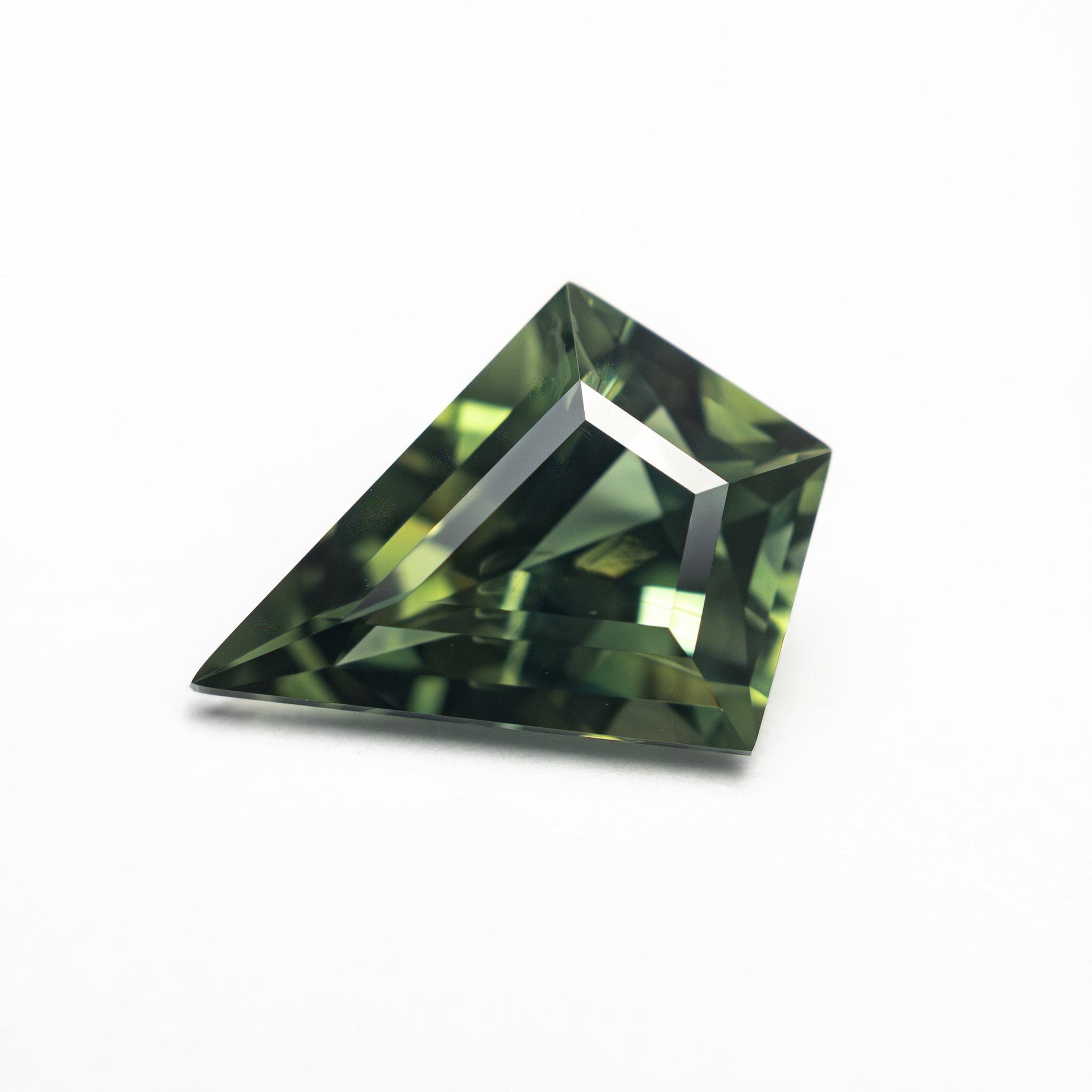 1.80カラット 10.56x7.33x4.67mm カイトステップカットサファイア 27139-01