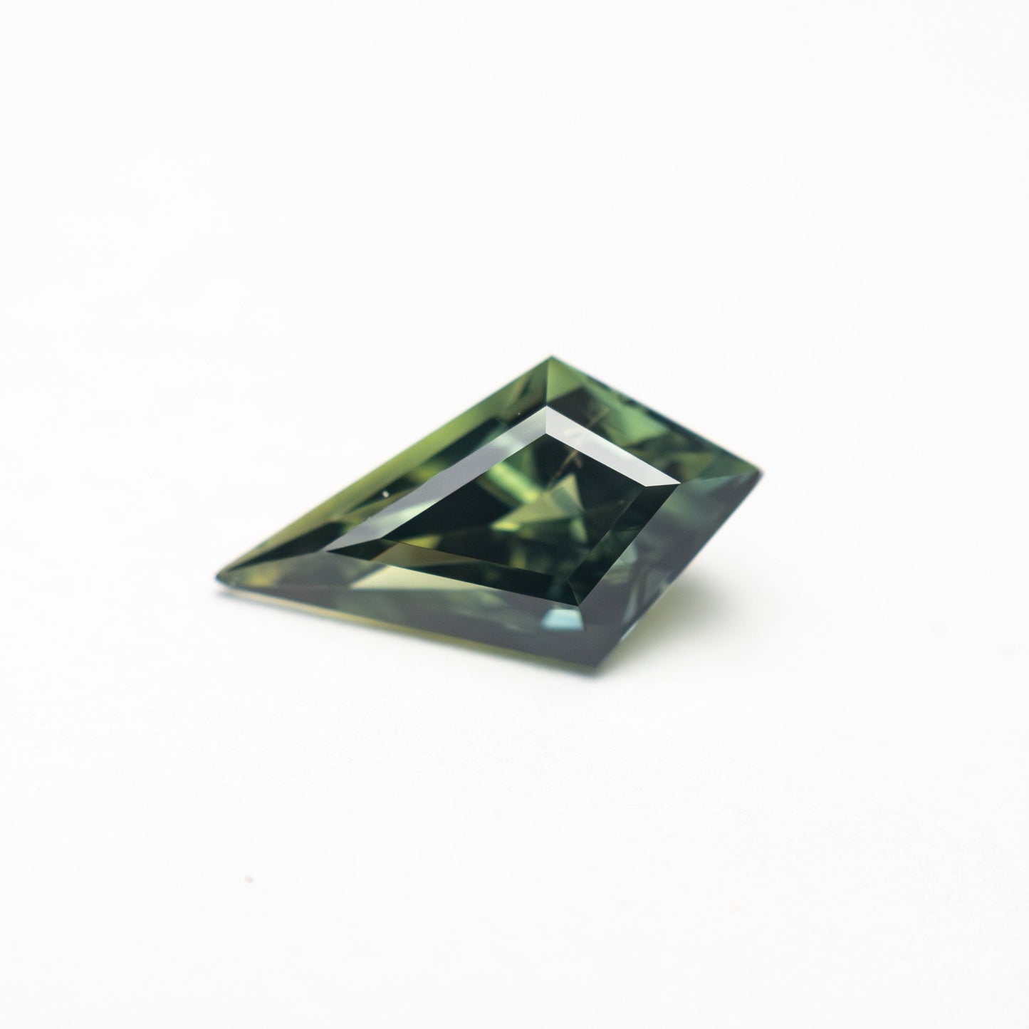 1.14カラット 9.93x5.33x4.04mm カイトステップカットサファイア 27326-01