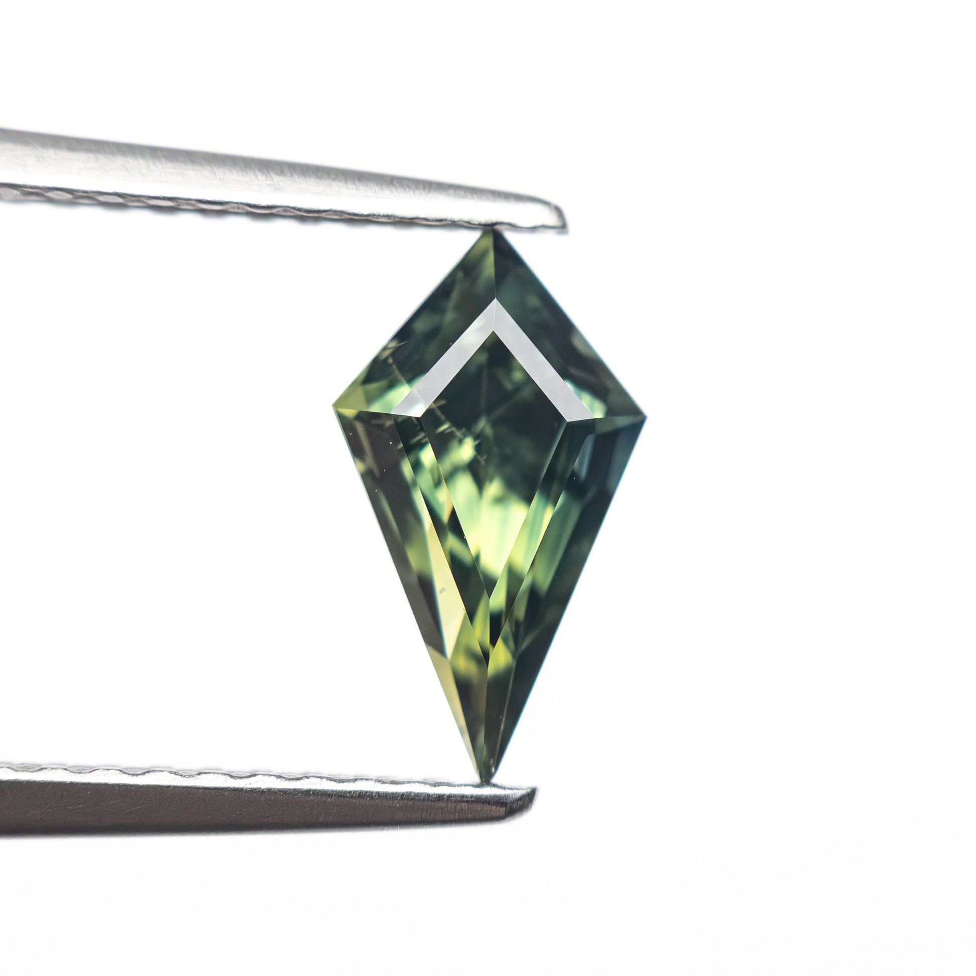 1.14カラット 9.93x5.33x4.04mm カイトステップカットサファイア 27326-01