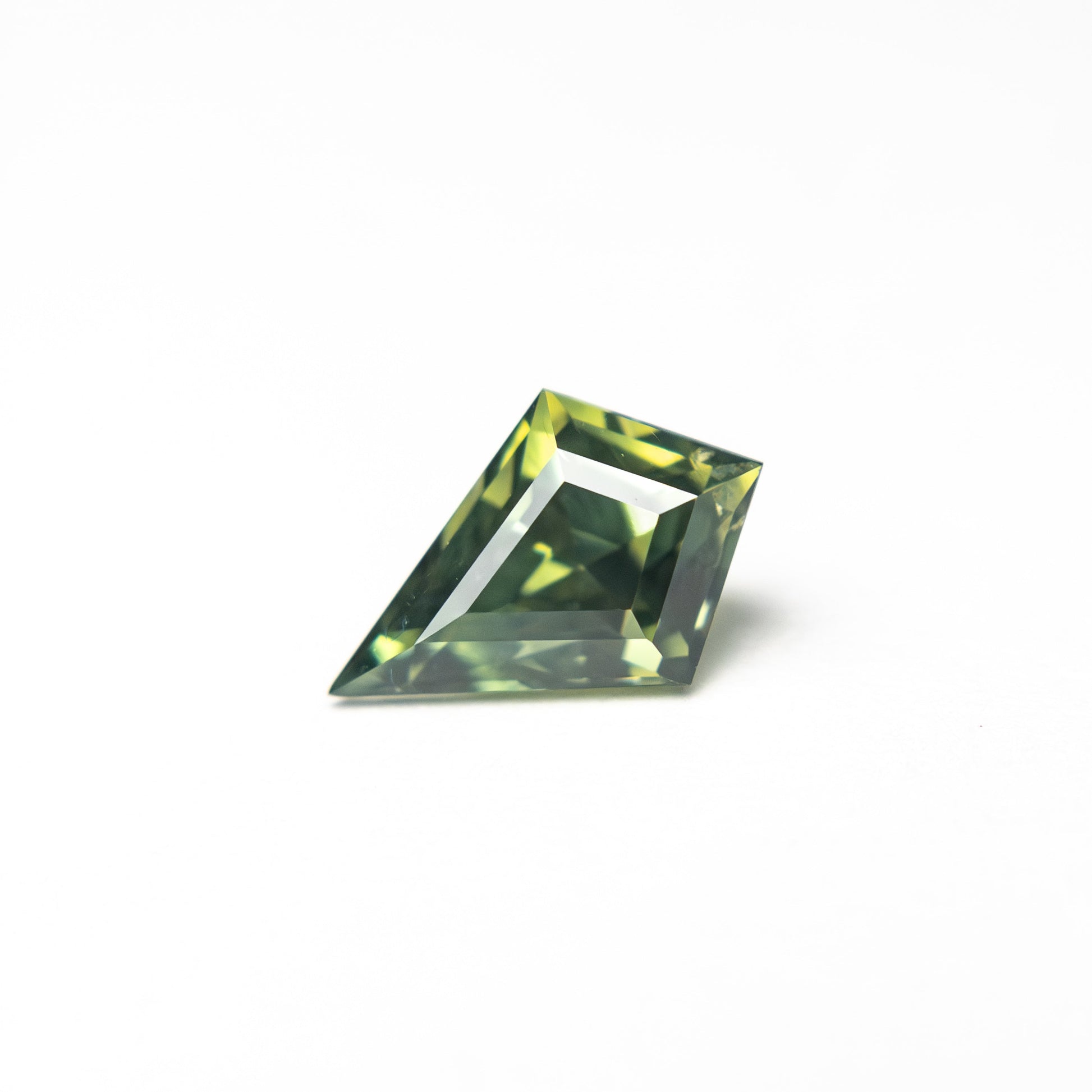 0.67カラット 7.58x5.02x3.65mm カイトステップカットサファイア 27336-16