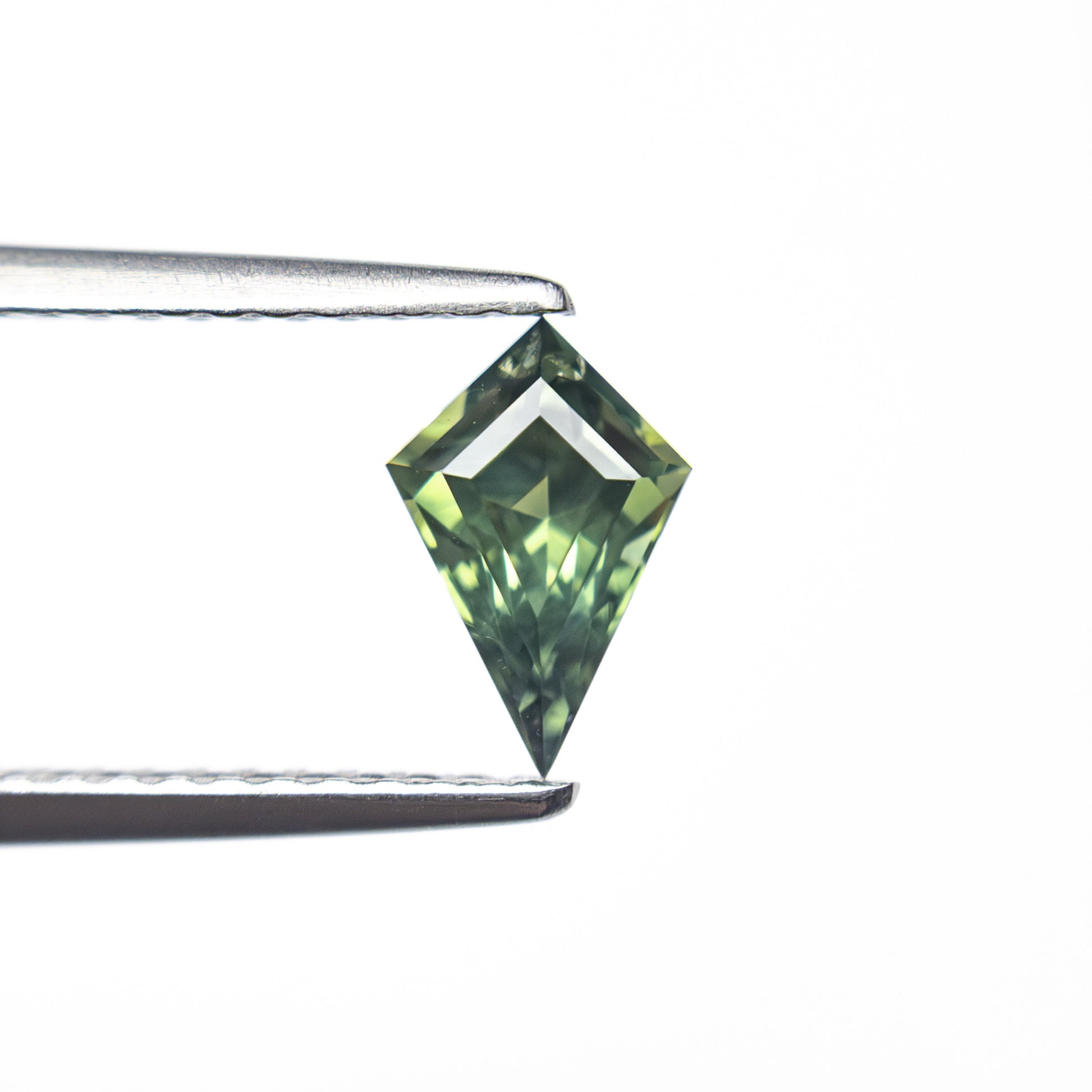 0.67カラット 7.58x5.02x3.65mm カイトステップカットサファイア 27336-16