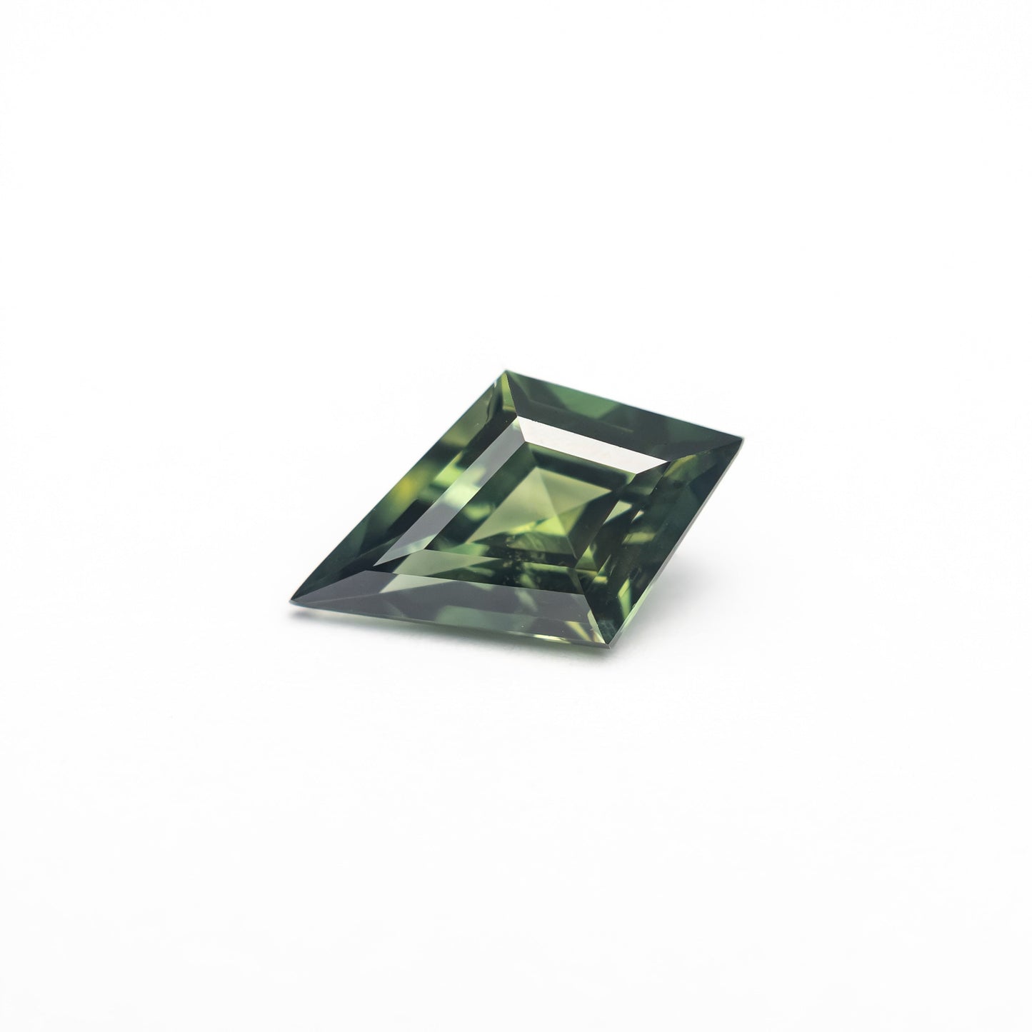 0.70ct 8.41x5.25x3.13mm カイトステップカットサファイア 27336-18
