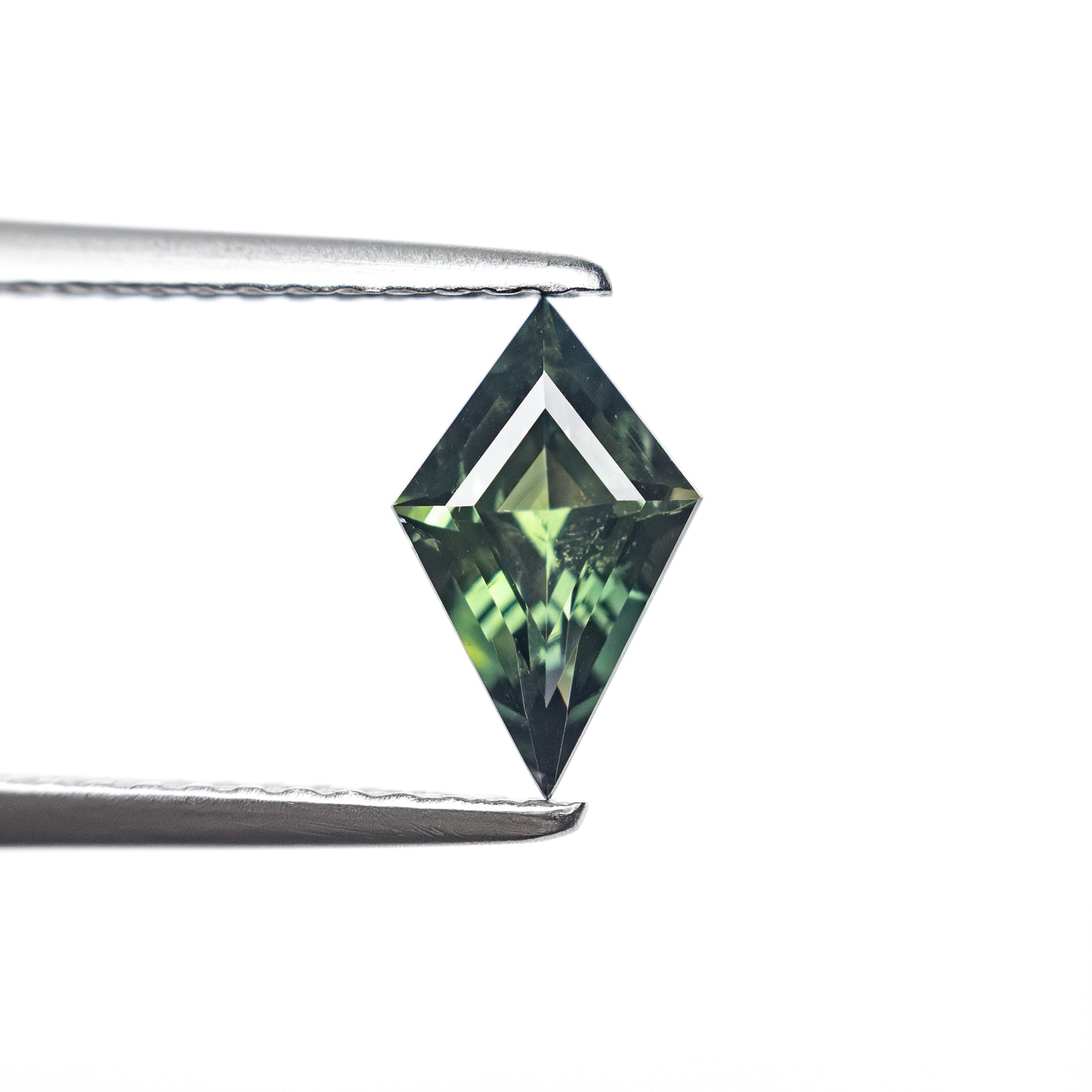 0.70ct 8.41x5.25x3.13mm カイトステップカットサファイア 27336-18