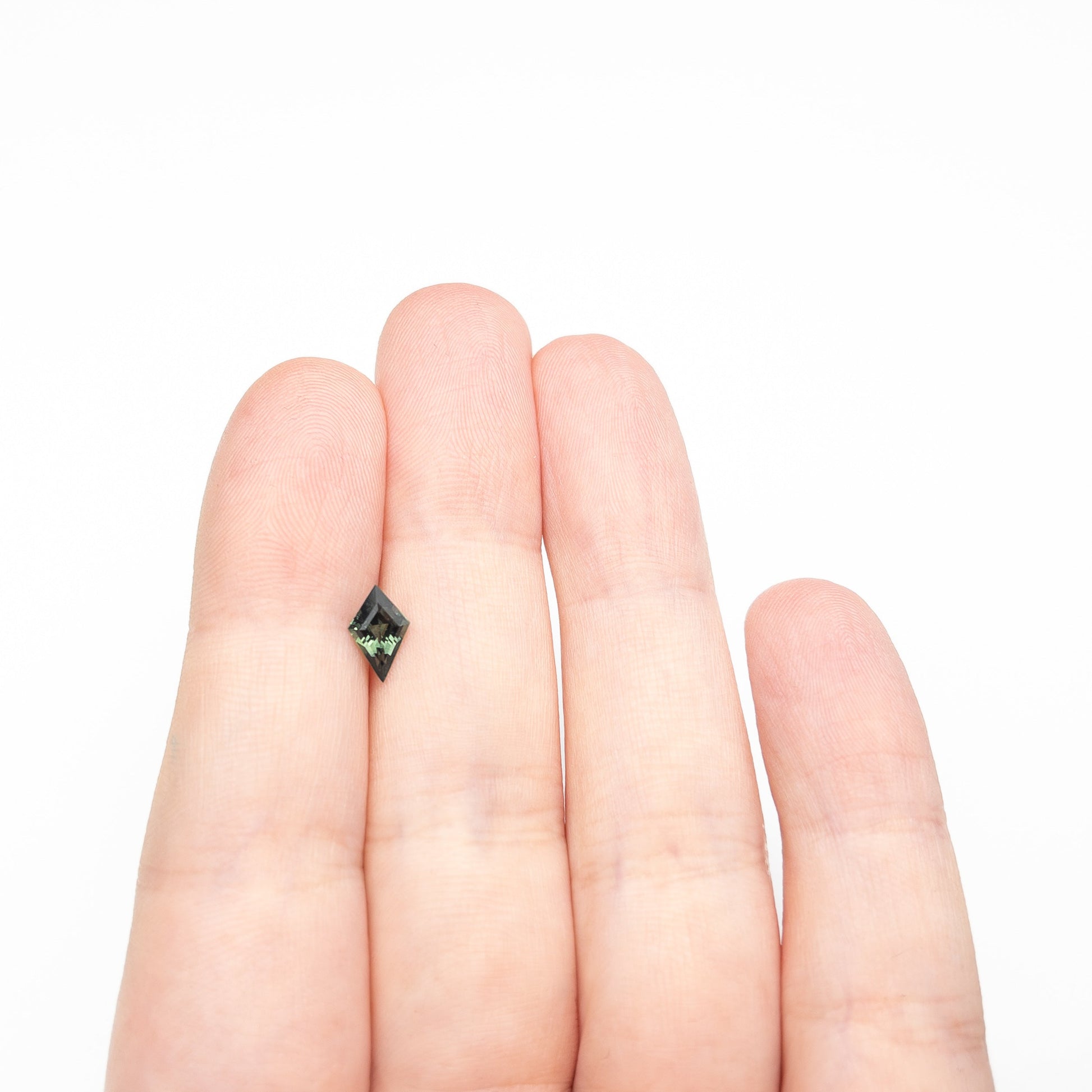 0.70ct 8.41x5.25x3.13mm カイトステップカットサファイア 27336-18