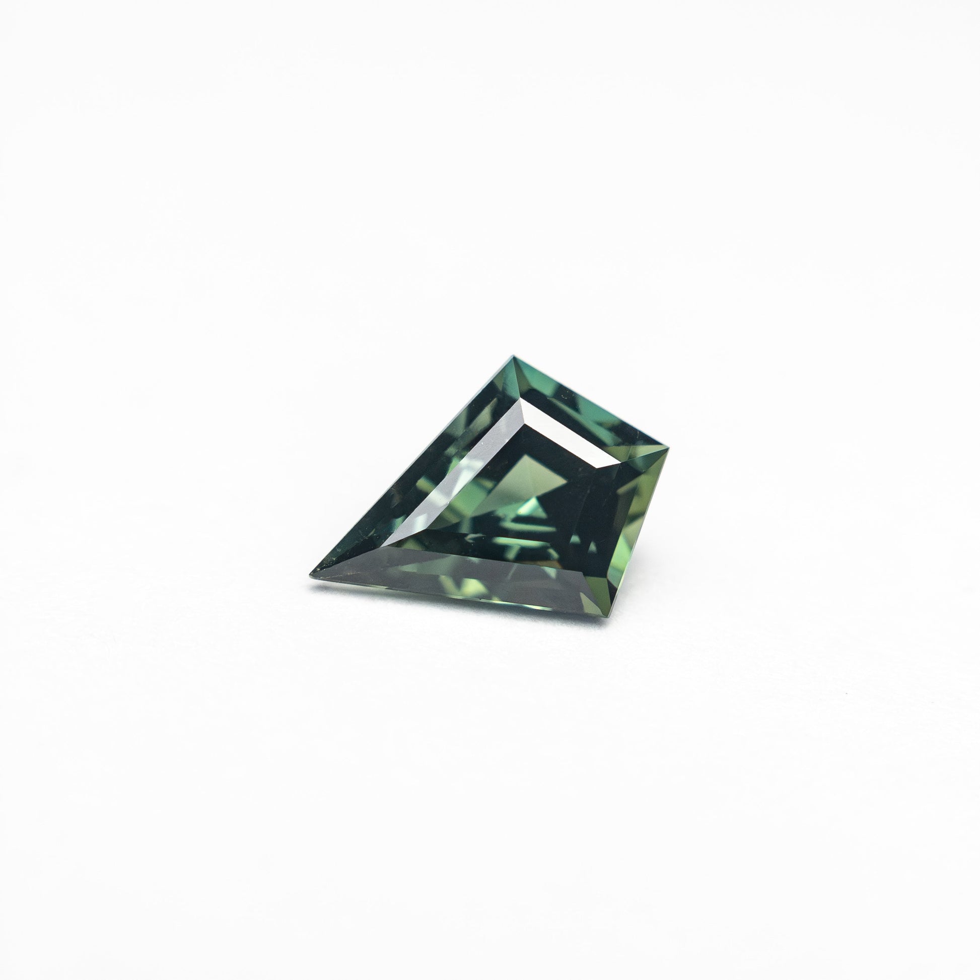 0.60ct 7.22x4.75x3.22mm カイトステップカットサファイア 27336-19