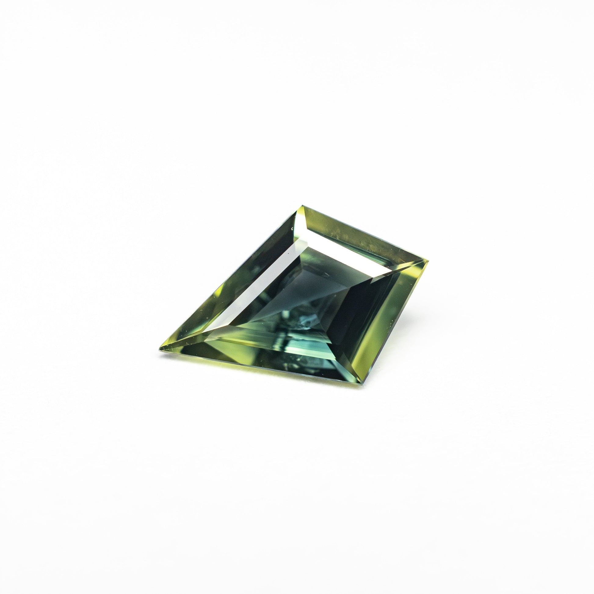 0.61ct 8.61x5.18x2.53mm カイトステップカットサファイア 27336-21