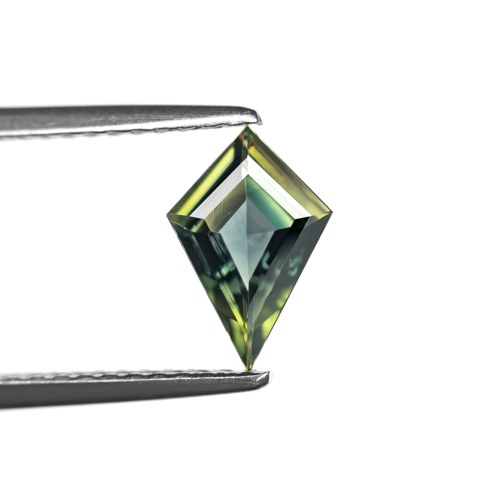 0.61ct 8.61x5.18x2.53mm カイトステップカットサファイア 27336-21