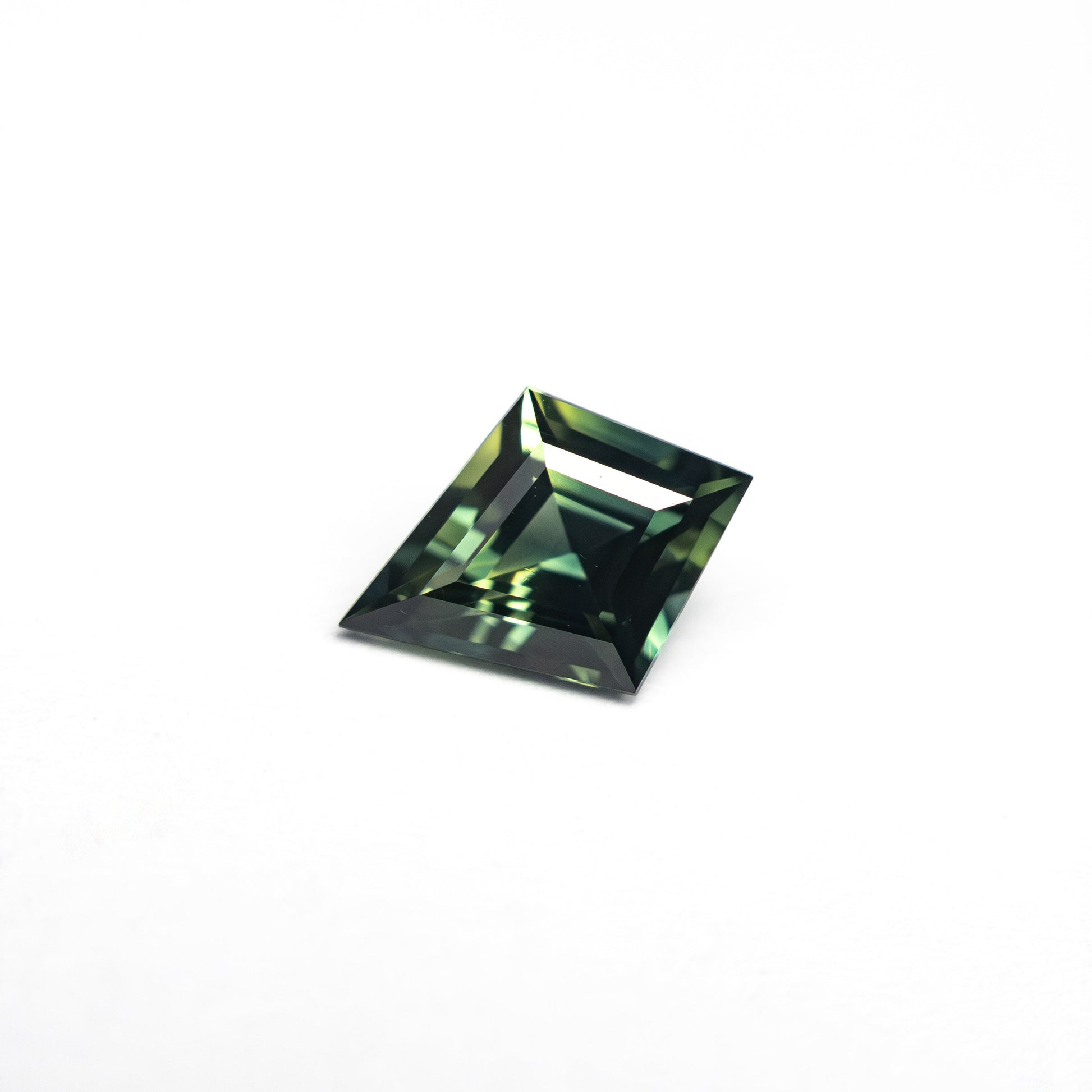 0.66カラット 7.66x4.86x3.08mm カイトステップカットサファイア 27336-24