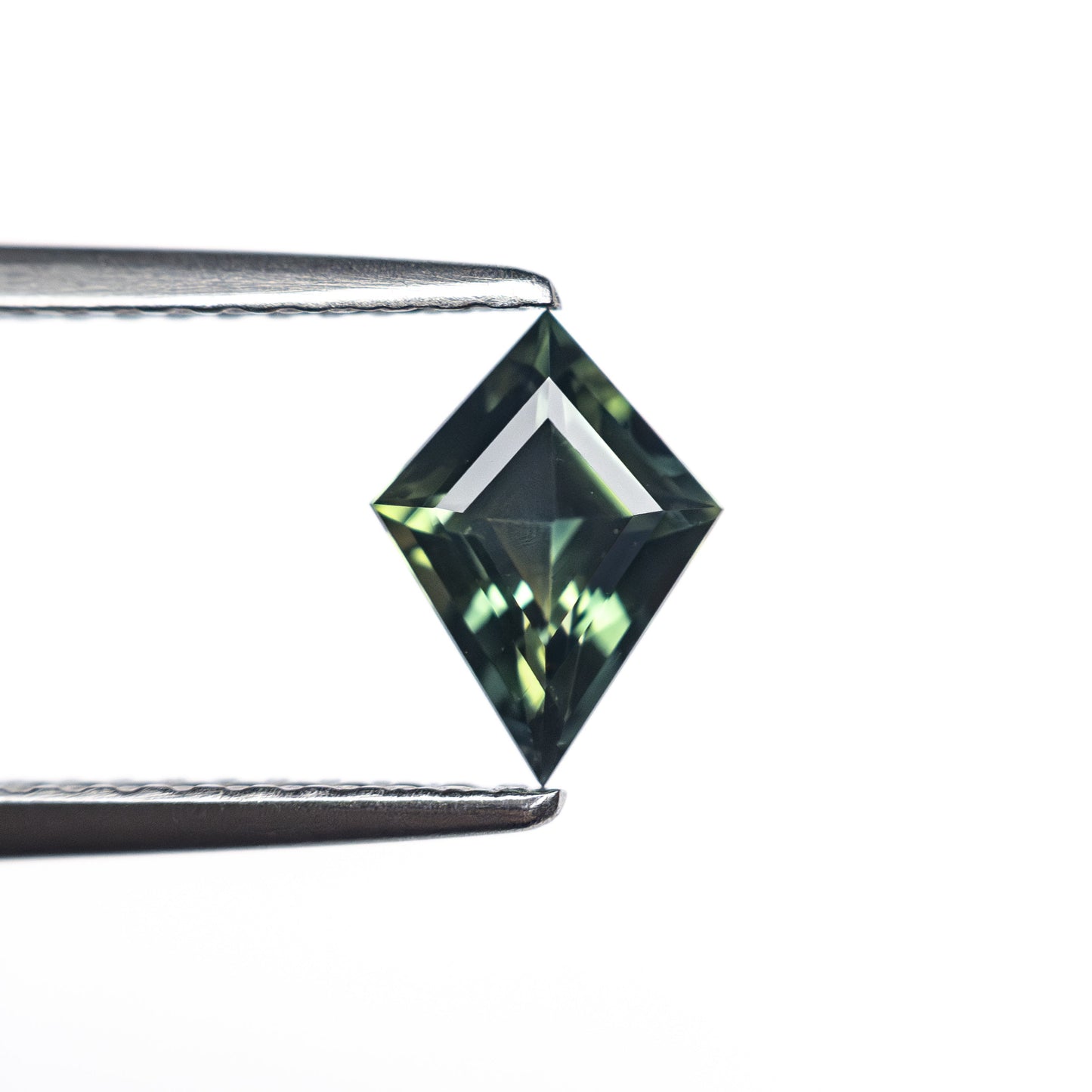 0.66カラット 7.66x4.86x3.08mm カイトステップカットサファイア 27336-24