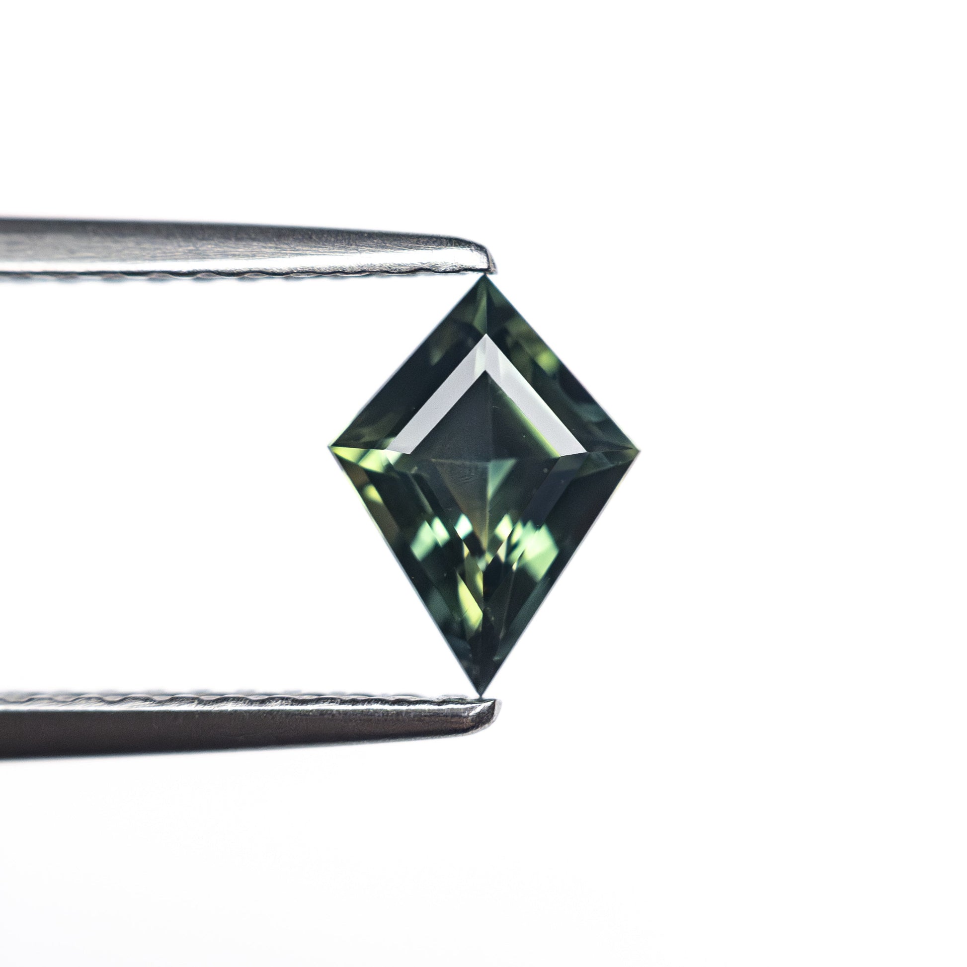 0.66カラット 7.66x4.86x3.08mm カイトステップカットサファイア 27336-24
