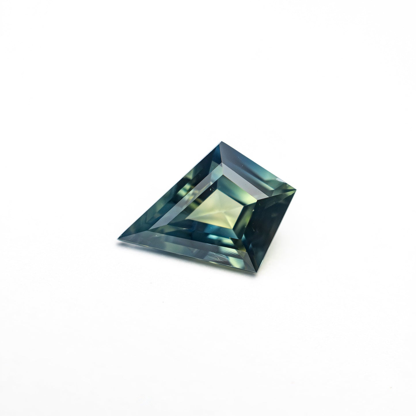 0.88カラット 8.23x5.55x3.22mm カイトステップカットサファイア 27336-25