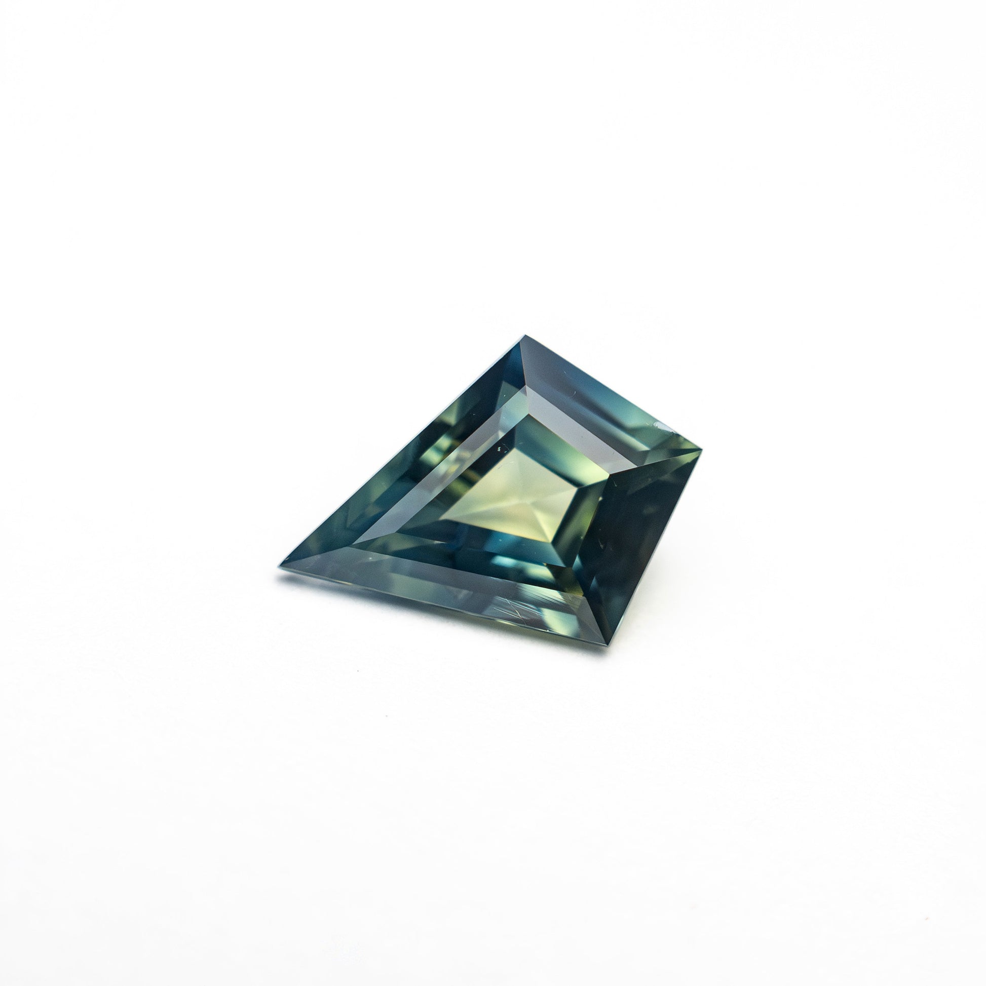 0.88カラット 8.23x5.55x3.22mm カイトステップカットサファイア 27336-25