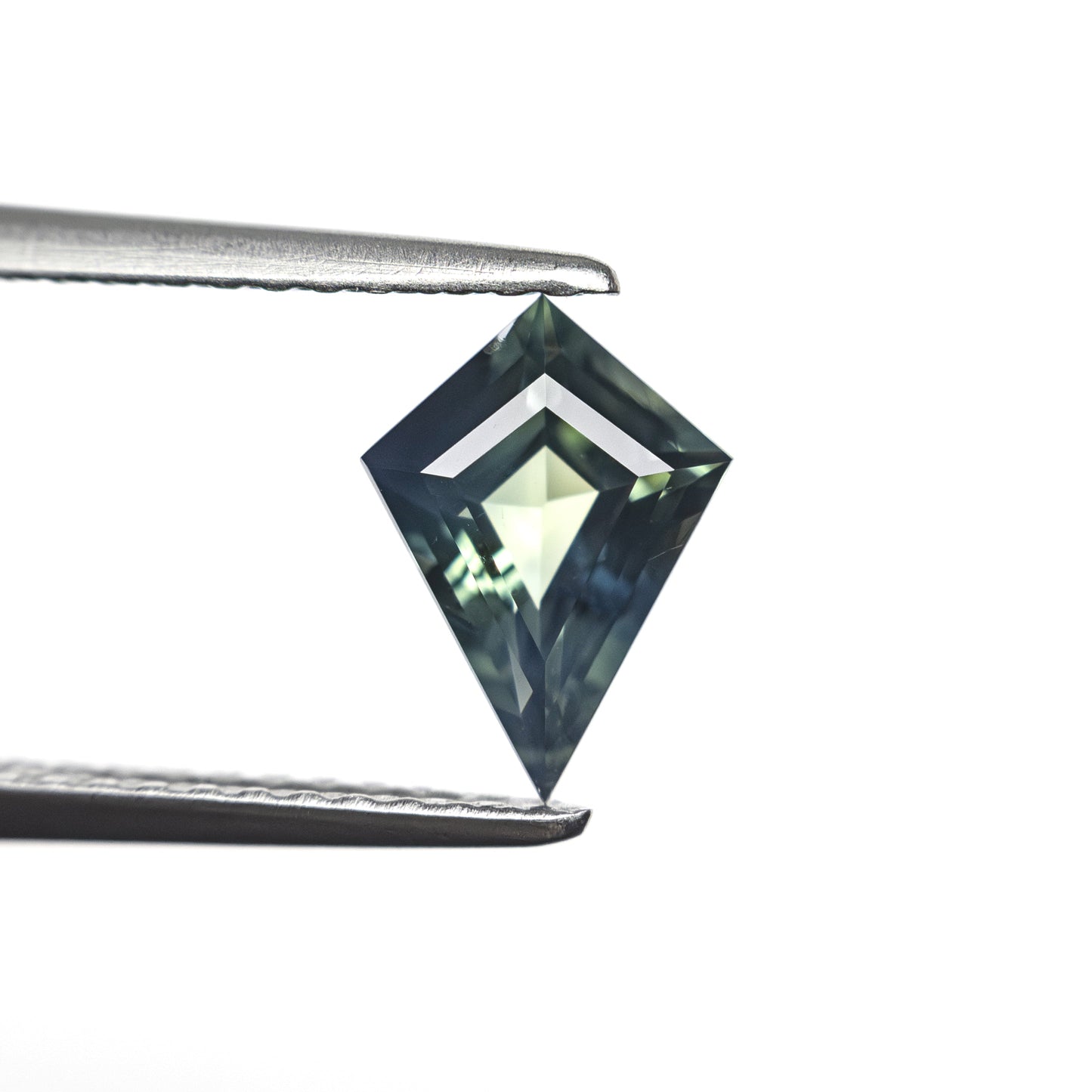 0.88カラット 8.23x5.55x3.22mm カイトステップカットサファイア 27336-25