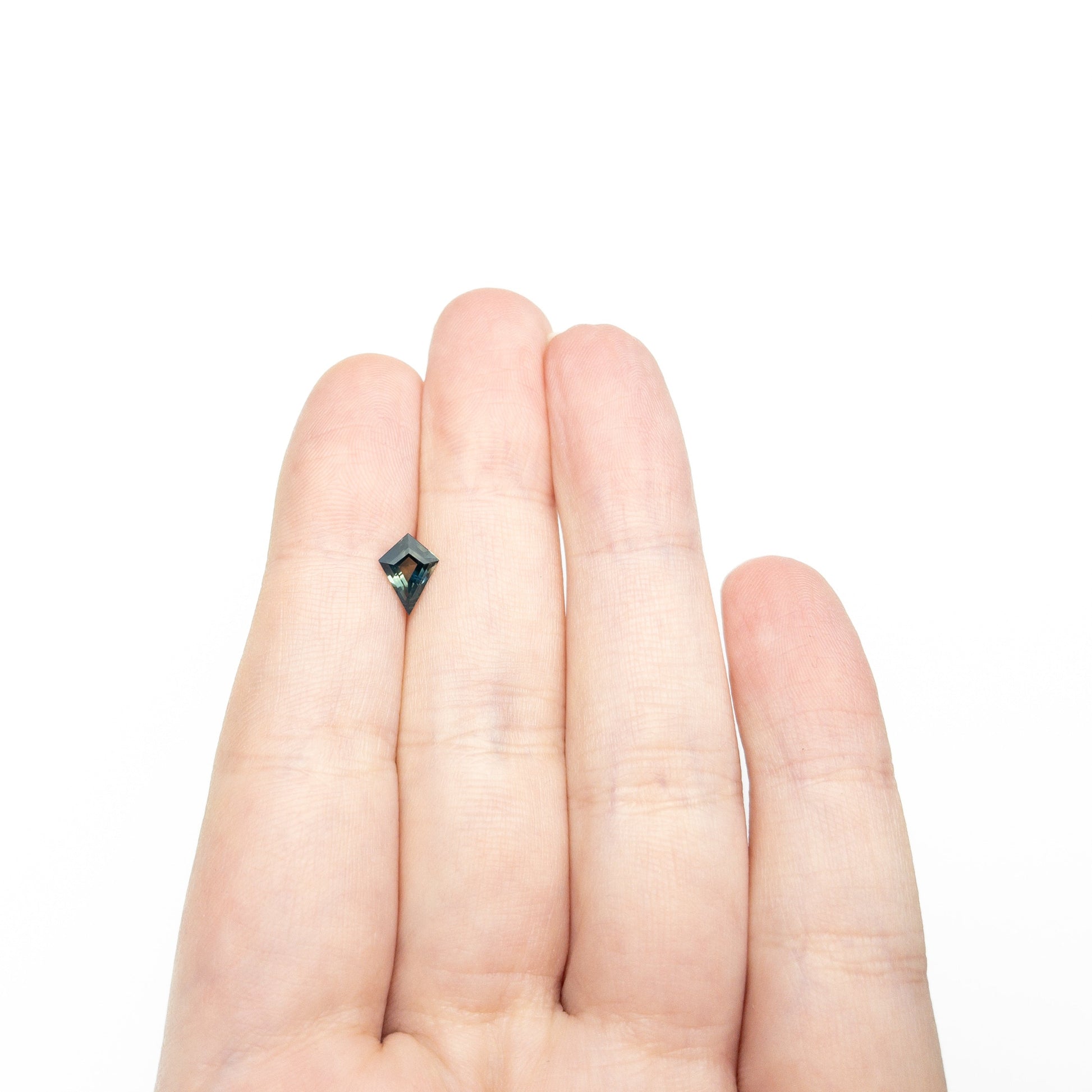 0.88カラット 8.23x5.55x3.22mm カイトステップカットサファイア 27336-25