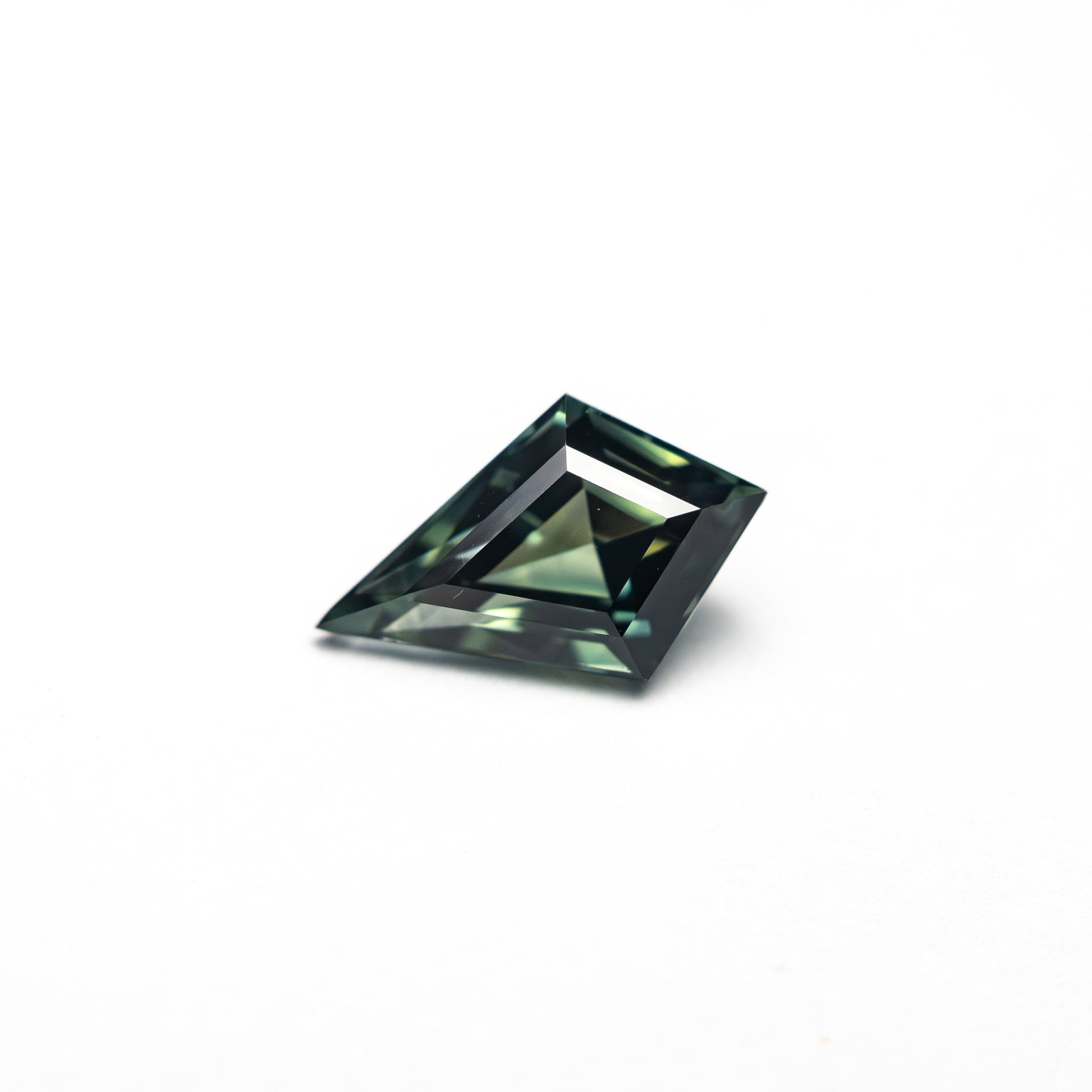 0.79ct 8.27x4.78x3.40mm カイトステップカットサファイア 27336-26