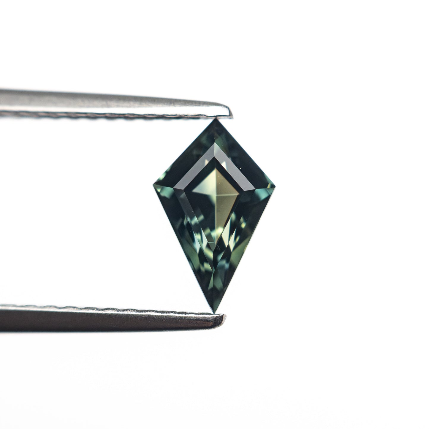 0.79ct 8.27x4.78x3.40mm カイトステップカットサファイア 27336-26
