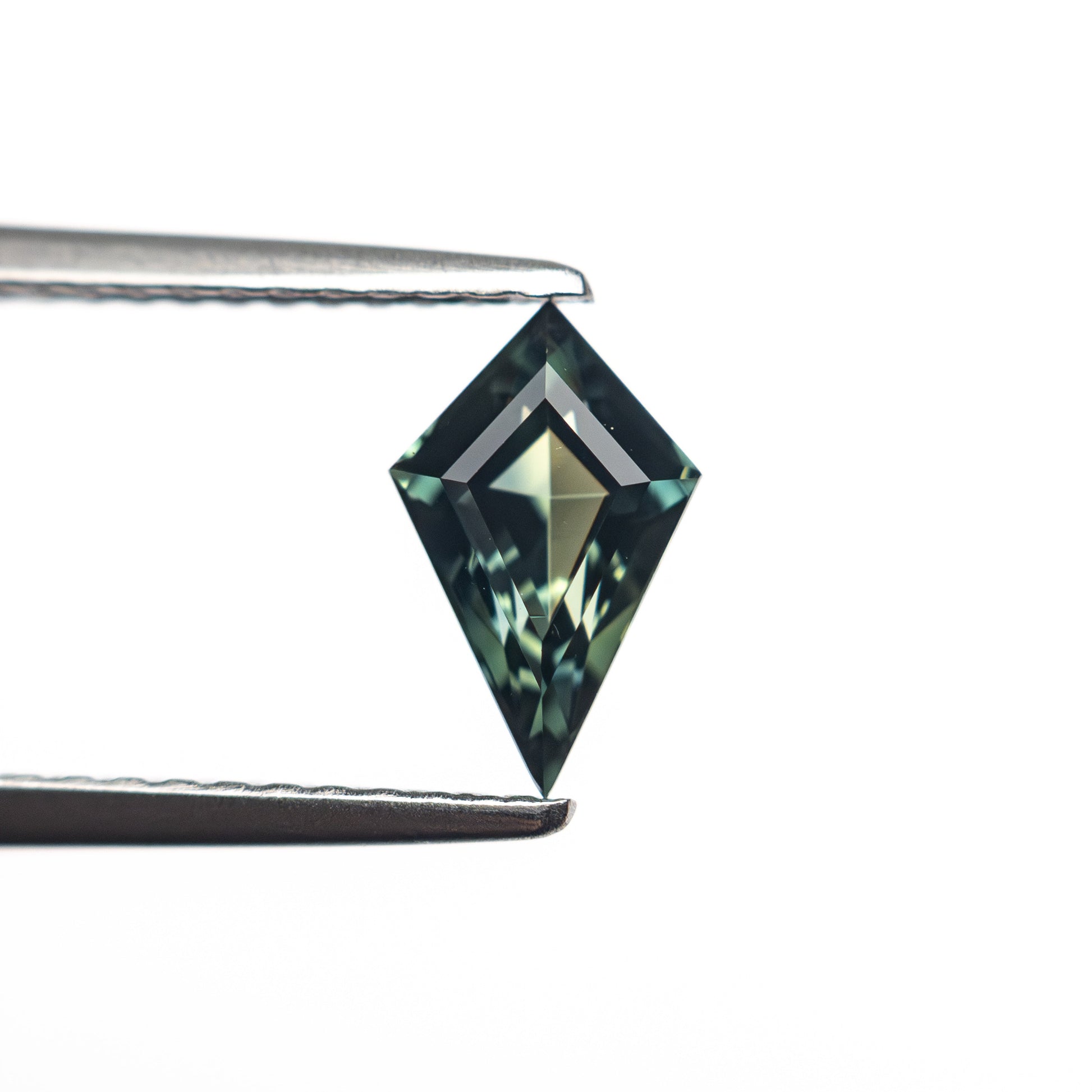 0.79ct 8.27x4.78x3.40mm カイトステップカットサファイア 27336-26
