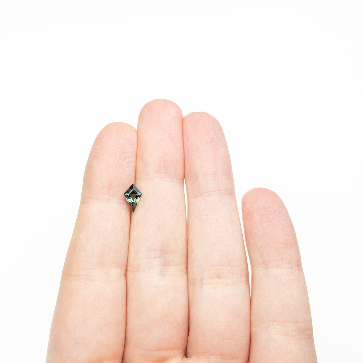 0.79ct 8.27x4.78x3.40mm カイトステップカットサファイア 27336-26