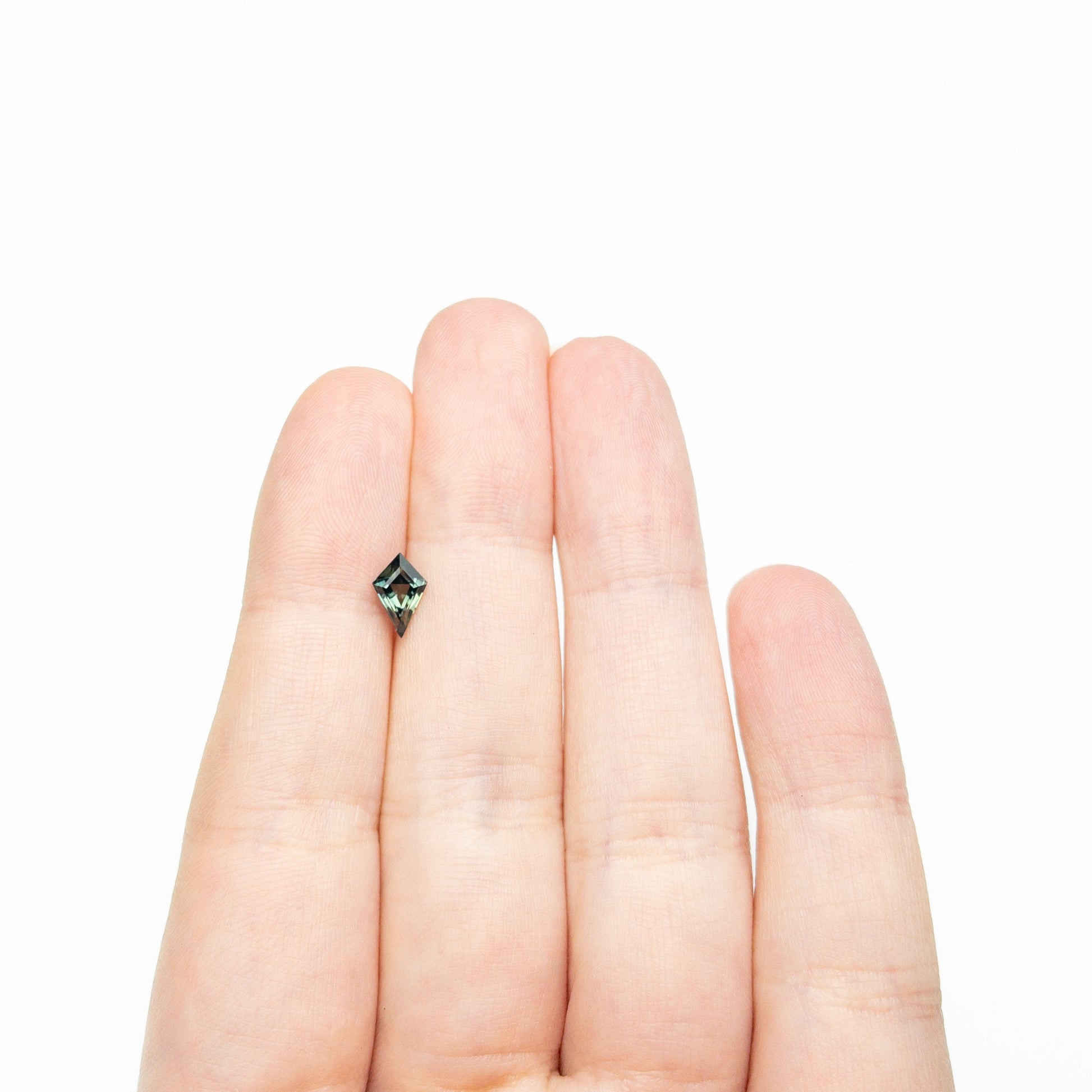 0.79ct 8.27x4.78x3.40mm カイトステップカットサファイア 27336-26