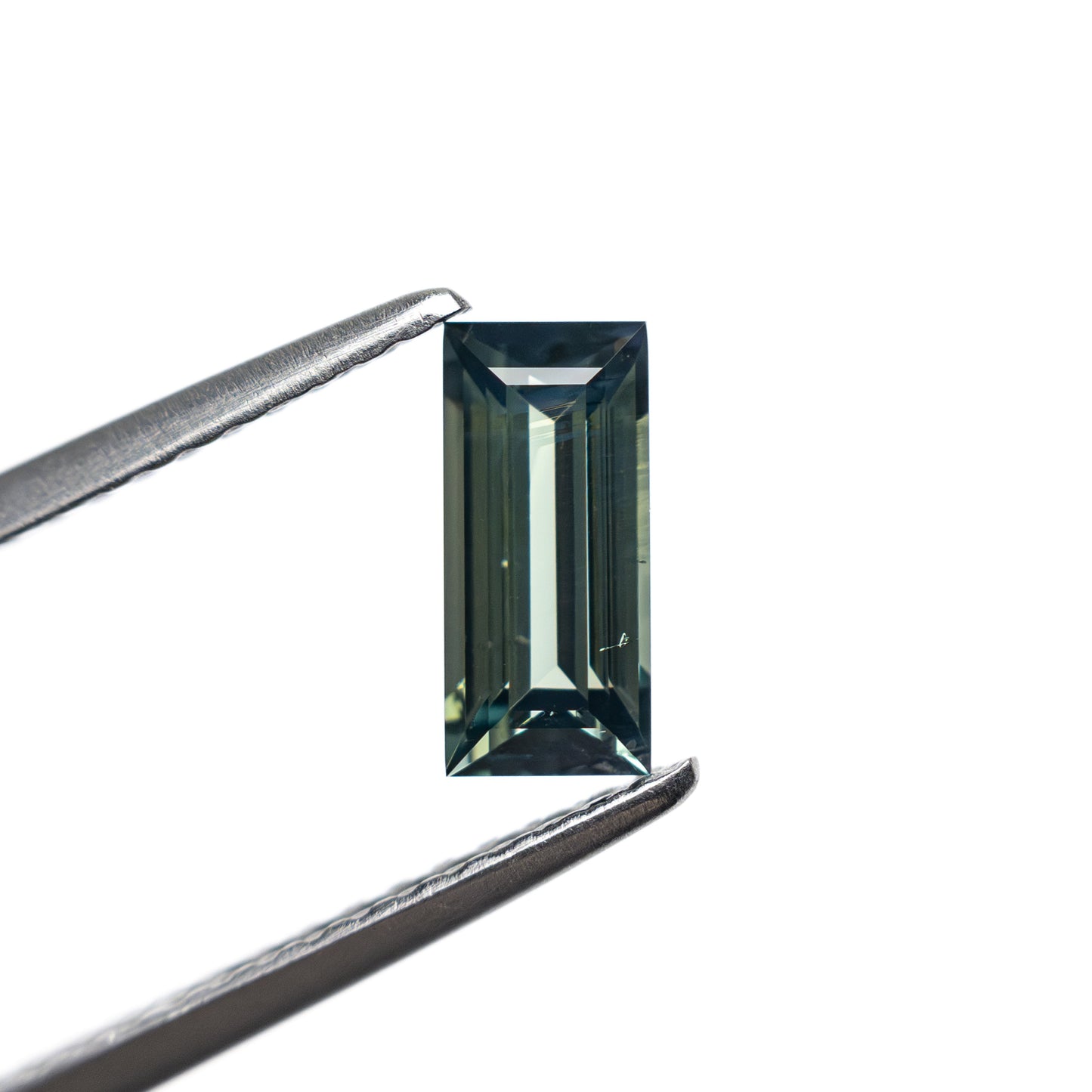 0.74カラット 7.27x3.44x2.54mm レクタングルステップカットサファイア 27336-44