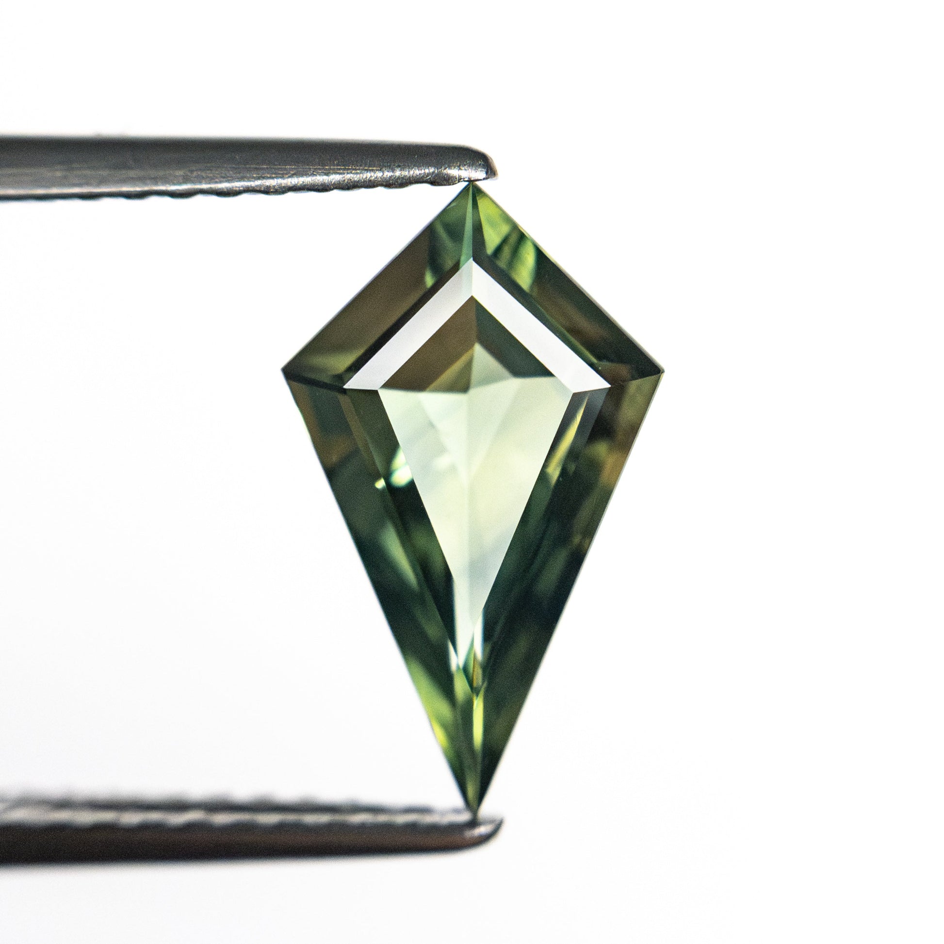 1.28カラット 11.65x6.97x3.20mm カイトステップカットサファイア 27350-03