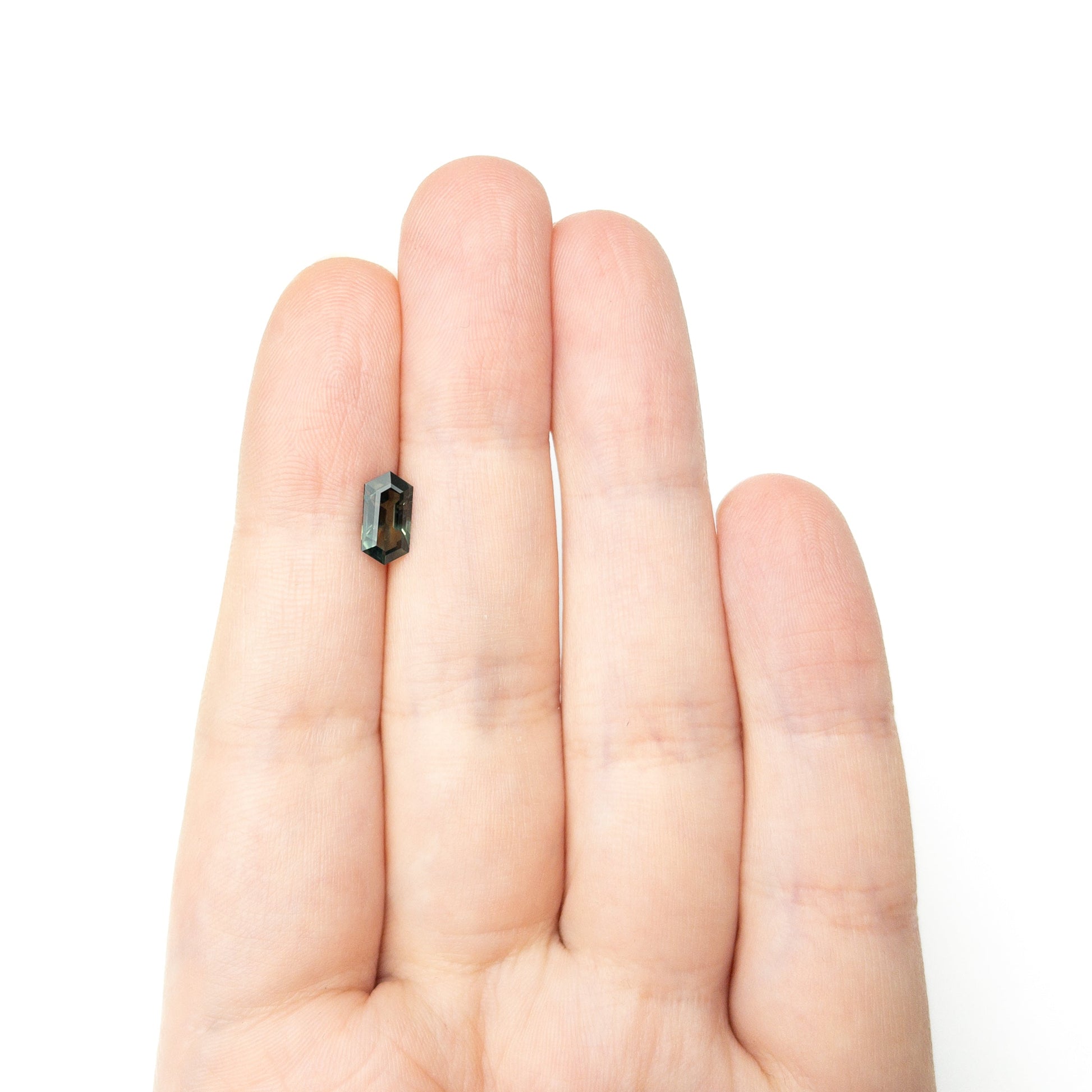 1.09カラット 8.92x4.64x3.01mm ヘキサゴンステップカットサファイア 27352-01