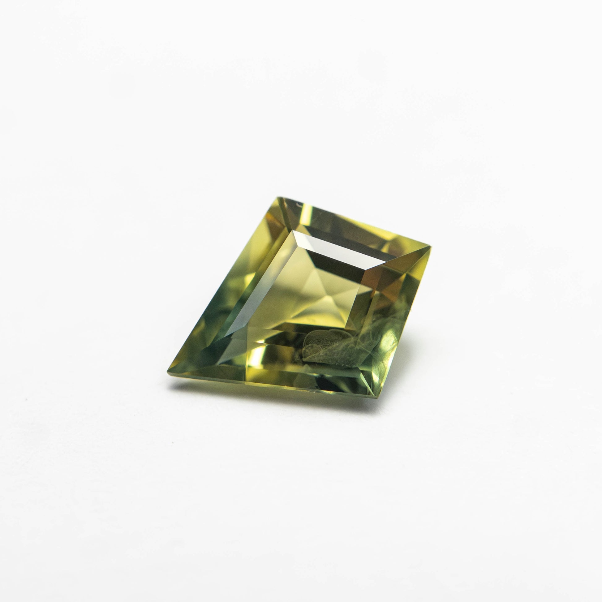 0.81ct 7.98x6.34x3.11mm カイトステップカットサファイア 27363-11