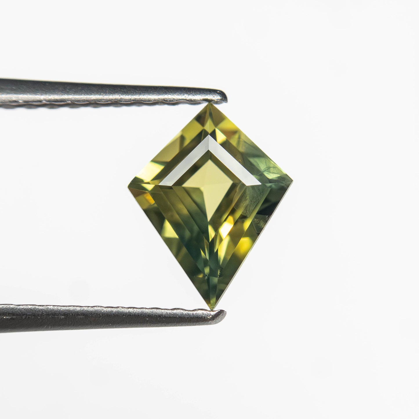 0.81ct 7.98x6.34x3.11mm カイトステップカットサファイア 27363-11