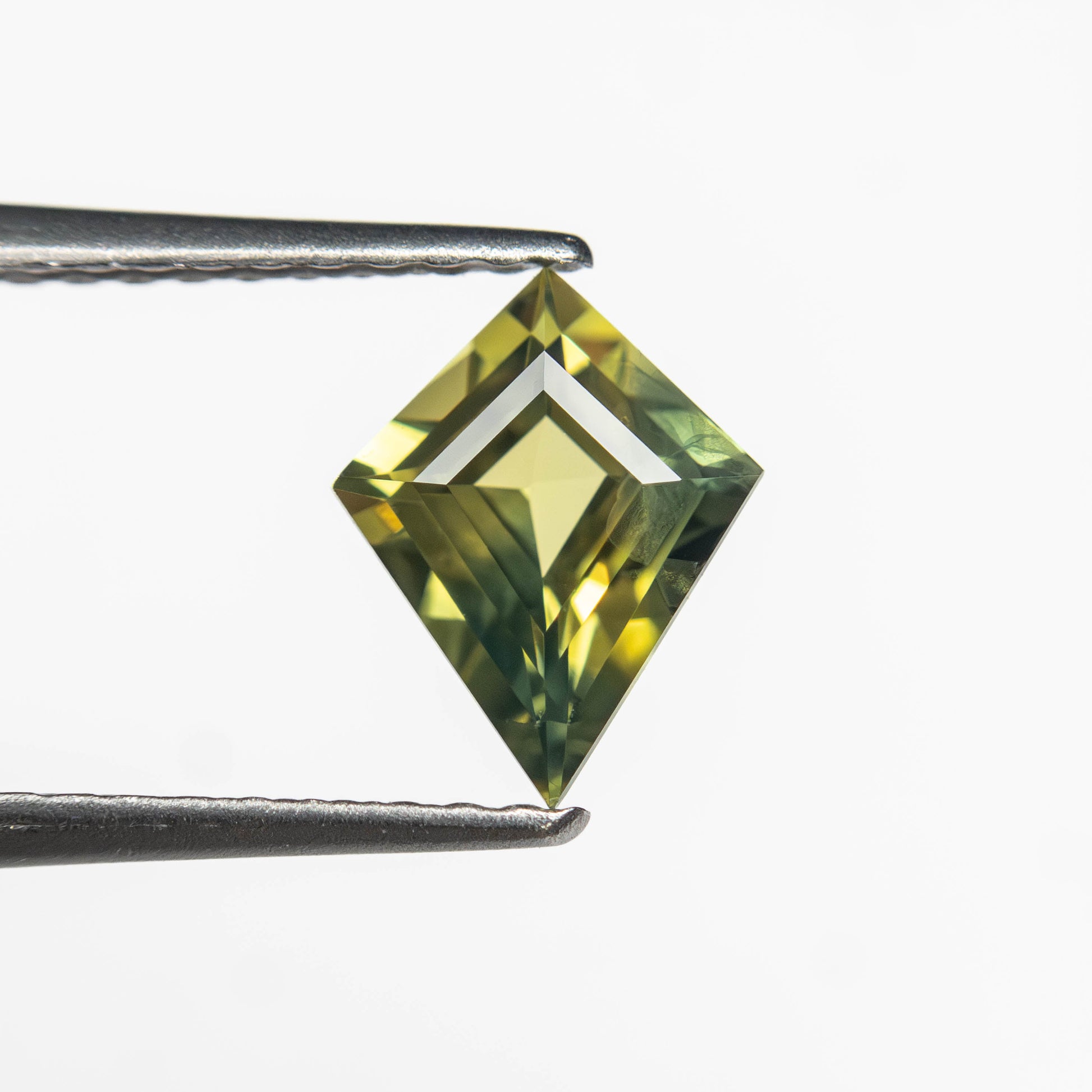 0.81ct 7.98x6.34x3.11mm カイトステップカットサファイア 27363-11