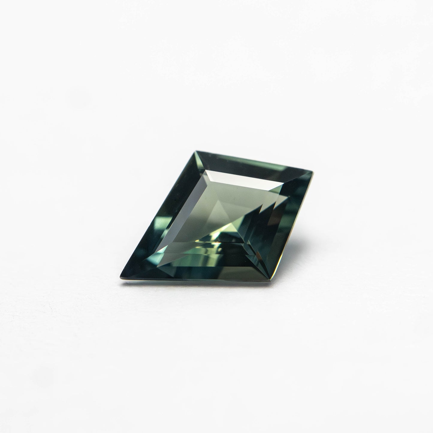 0.54カラット 7.68x5.44x2.64mm カイトステップカットサファイア 27363-14