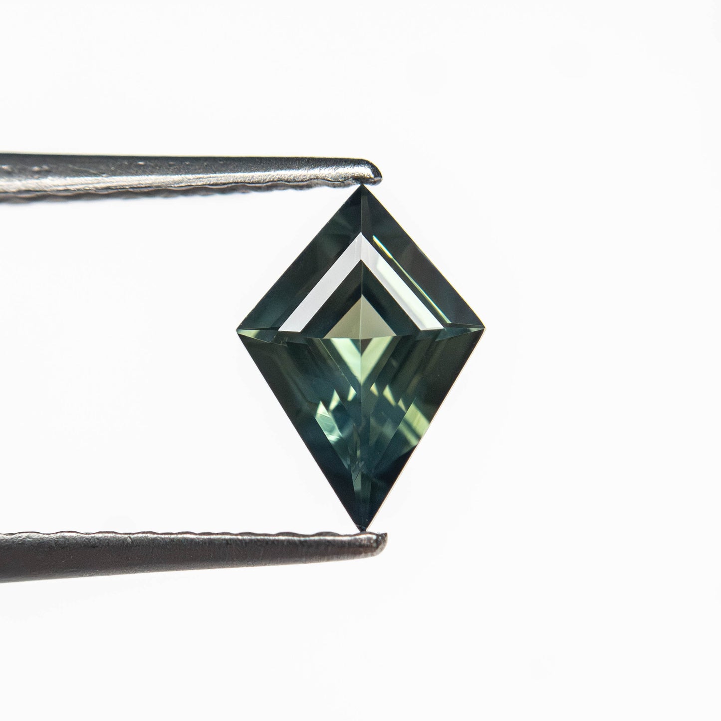 0.54カラット 7.68x5.44x2.64mm カイトステップカットサファイア 27363-14