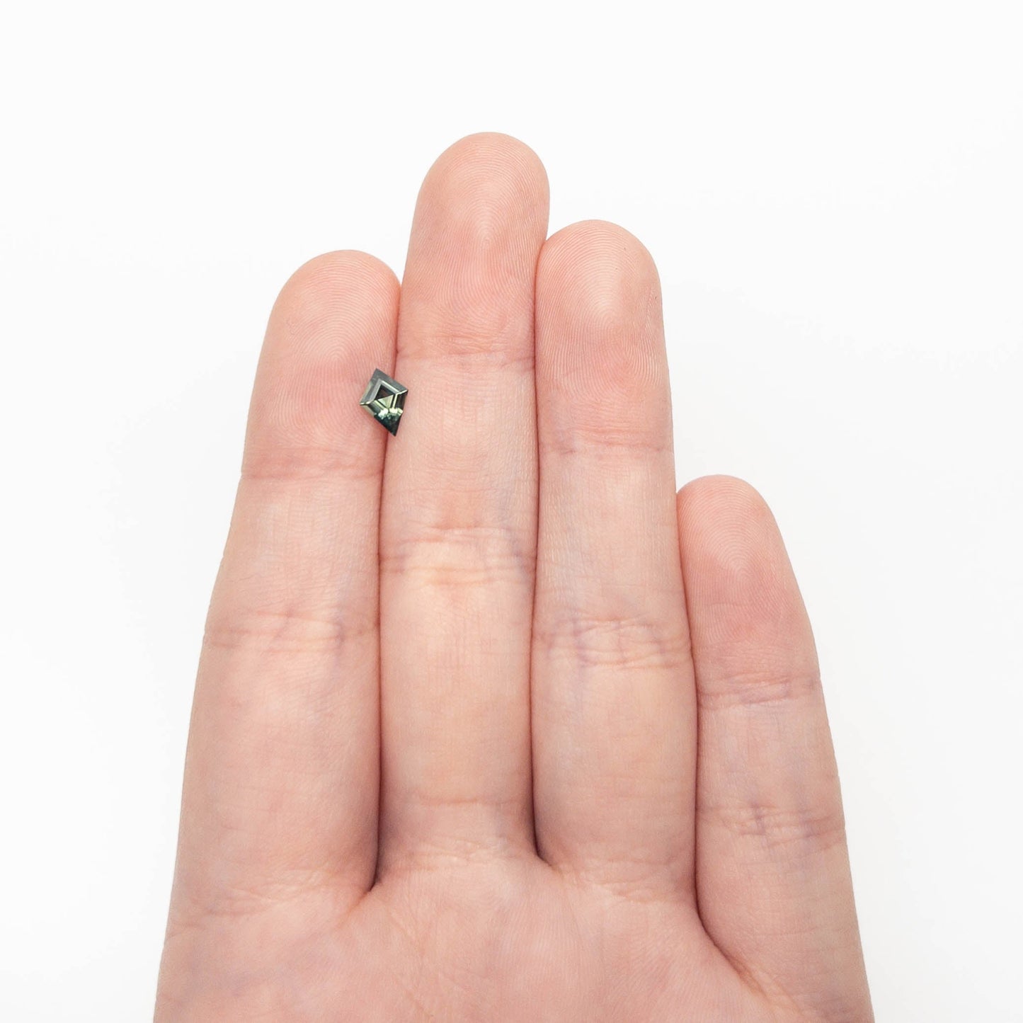 0.54カラット 7.68x5.44x2.64mm カイトステップカットサファイア 27363-14